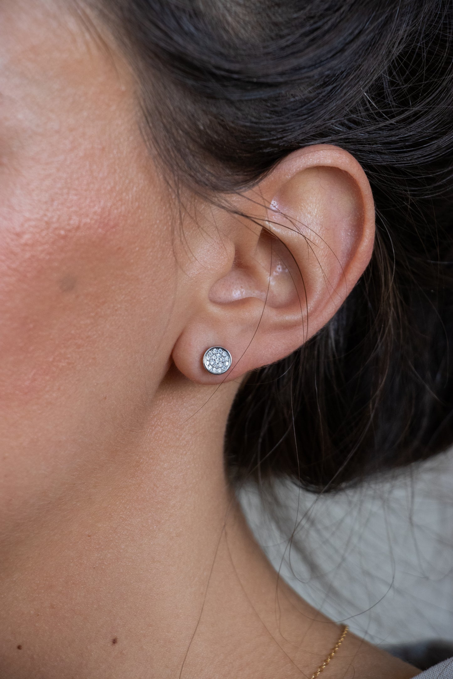 Aros circulares, plata 925 y zirconitas incoloras.