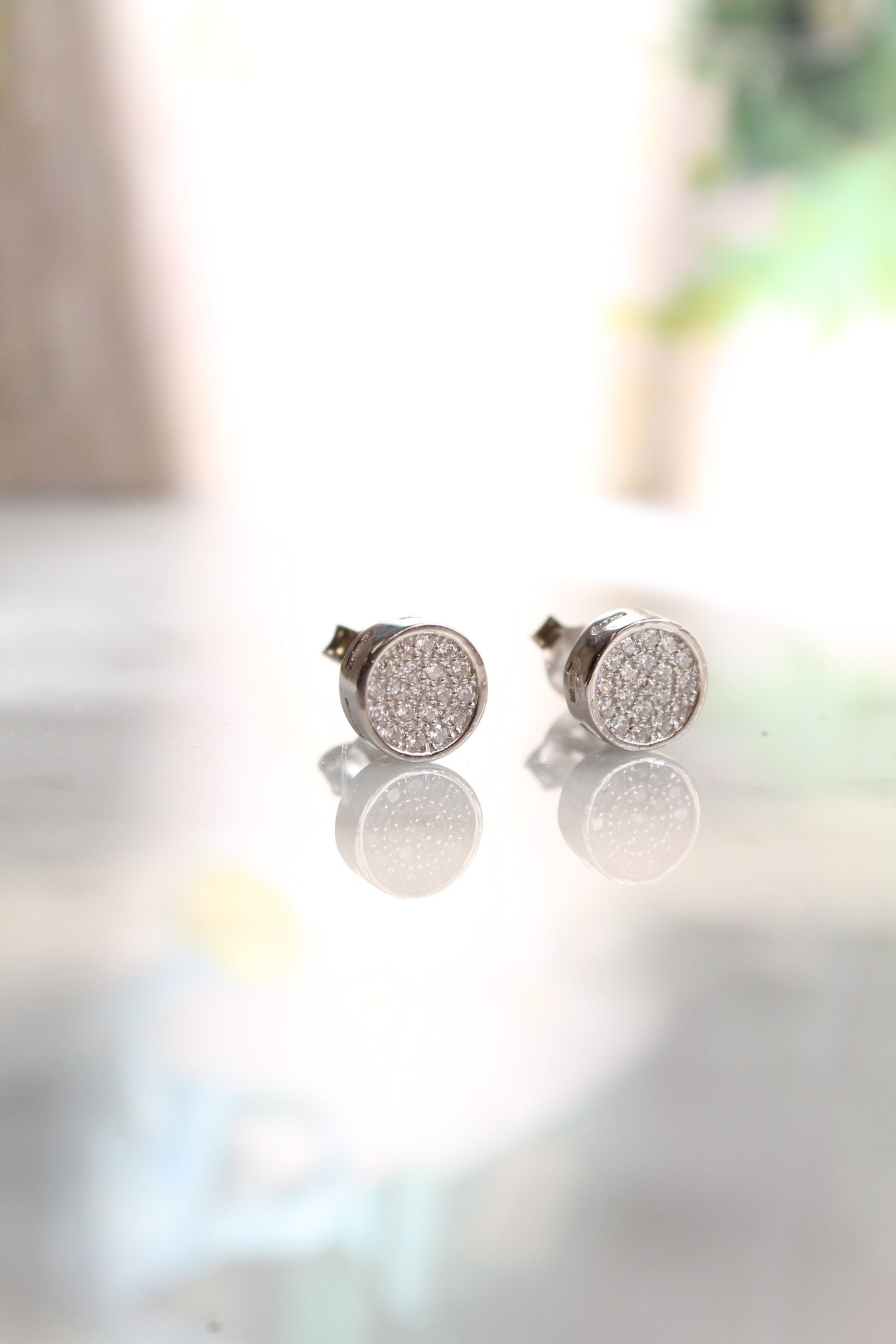 Aros circulares, plata 925 y zirconitas incoloras.
