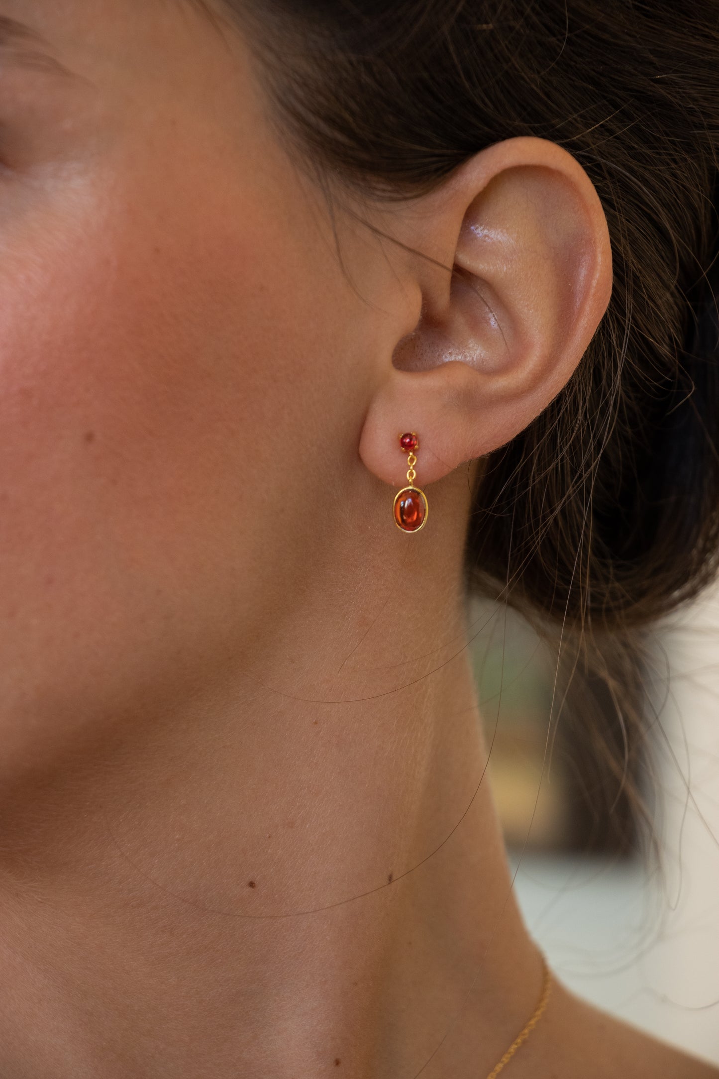 Aros colgantes ovalados, plata 925 con enchapado en oro y granates.