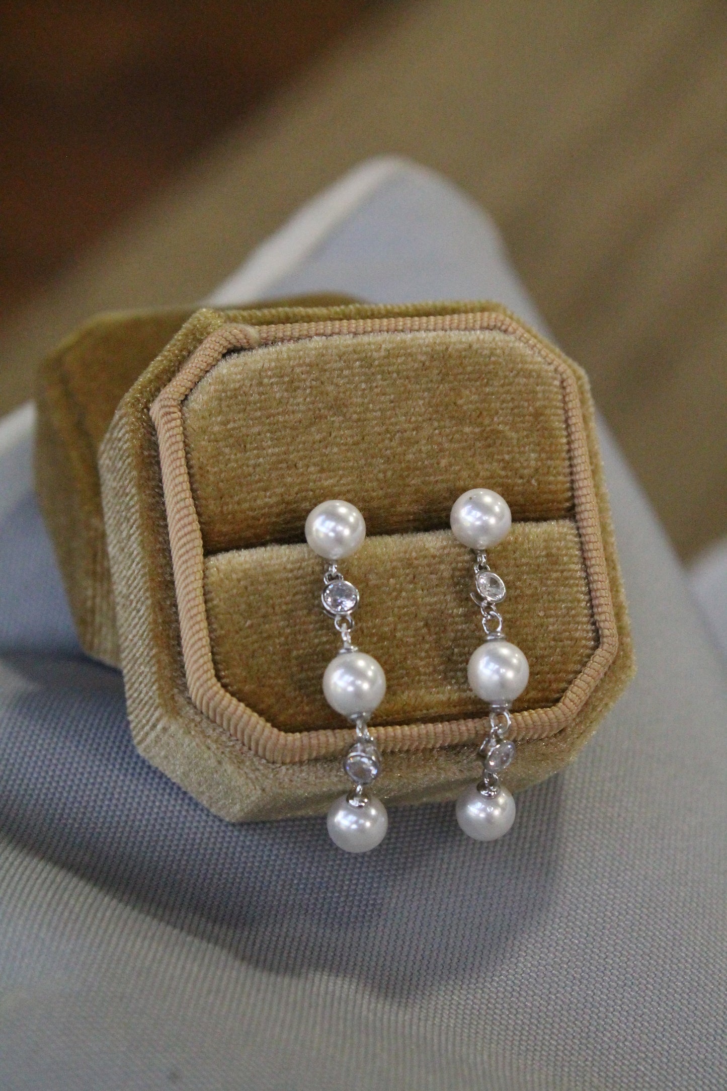 Aros largos, plata 925 con zirconitas incoloras y perlas sintéticas.