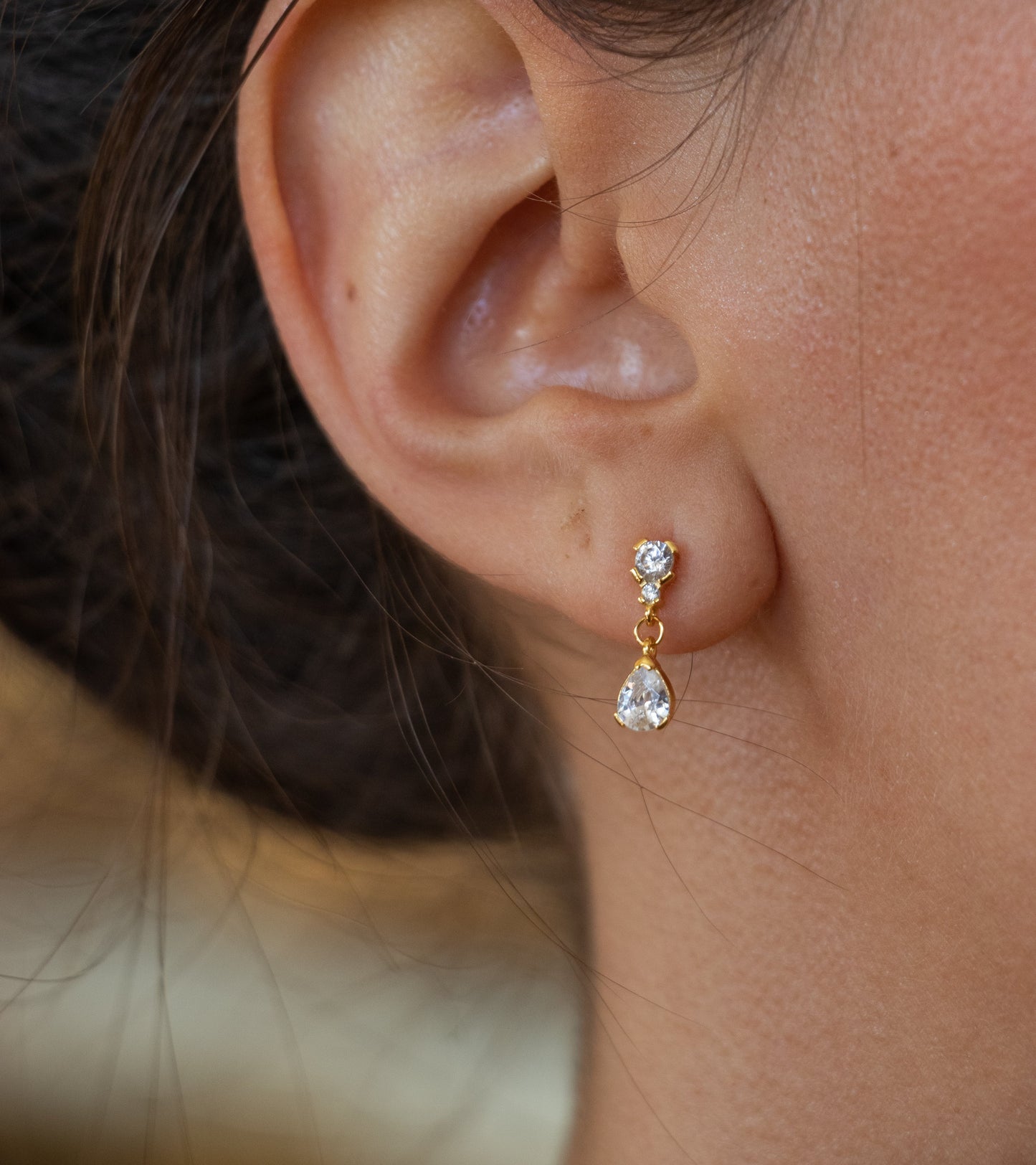 Aros largos gota, plata 925, enchapados en oro y zirconitas.