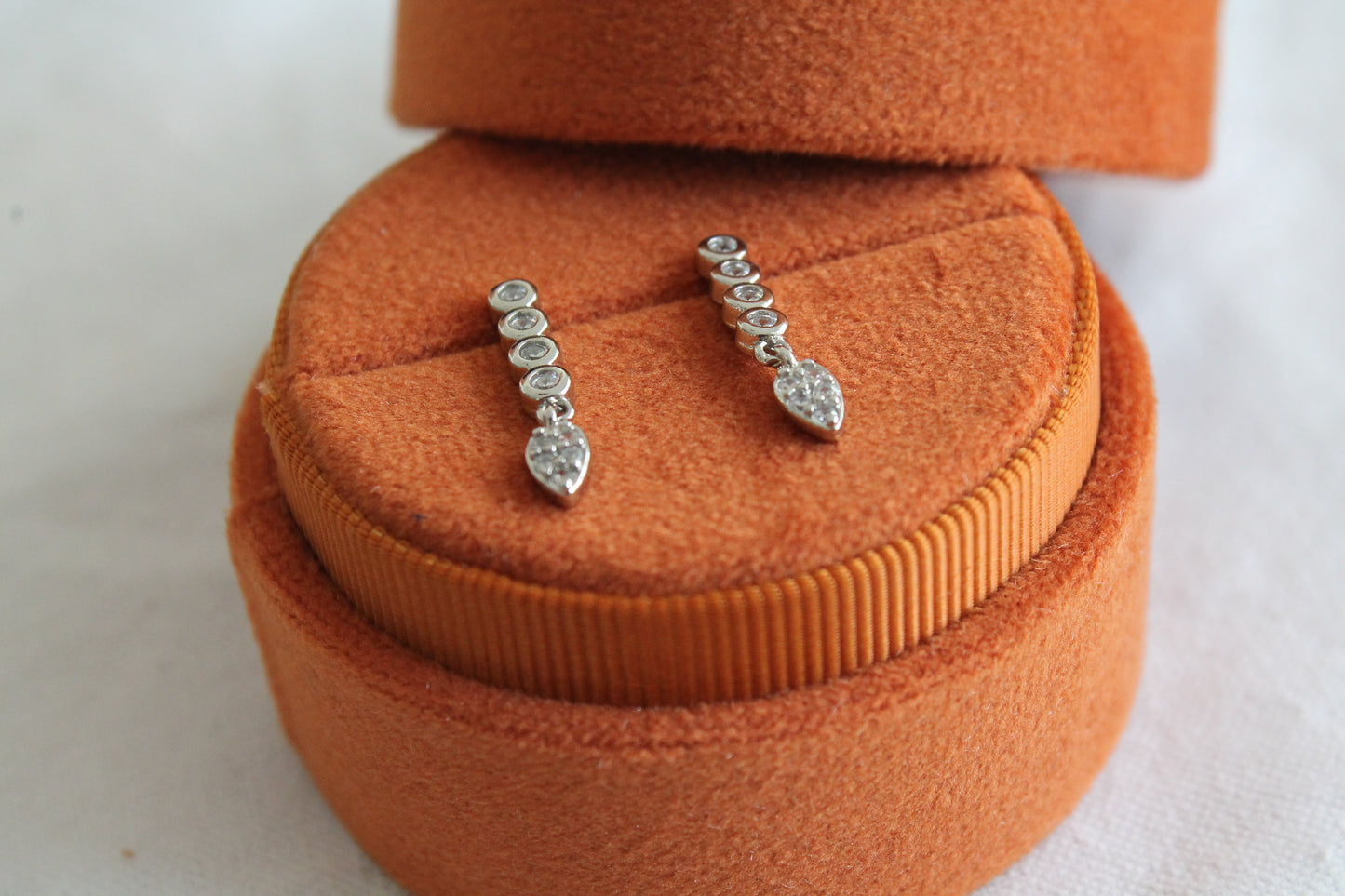 Aros alargados, plata 925 y zirconitas.