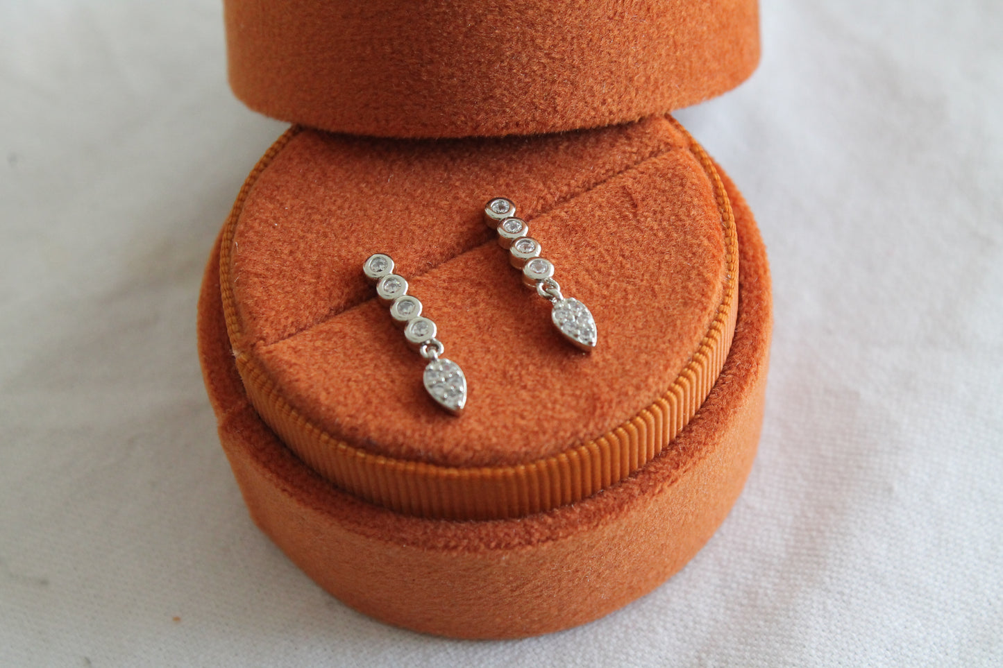 Aros alargados, plata 925 y zirconitas.