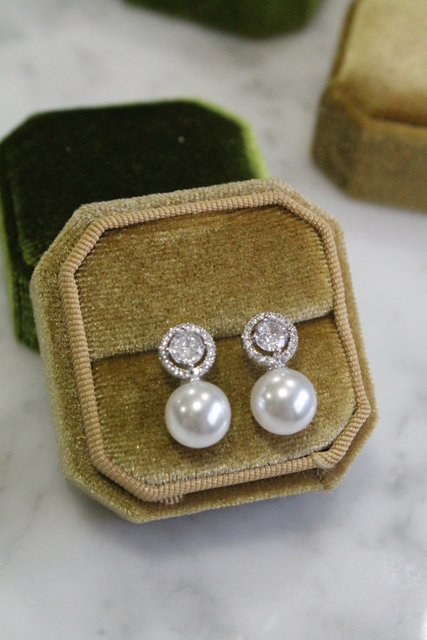 Aros circulares colgantes, plata 925, zirconitas y perlas sintéticas.