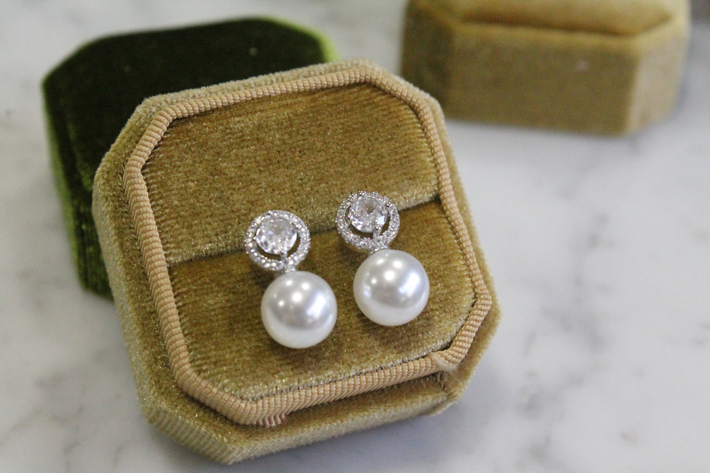Aros circulares colgantes, plata 925, zirconitas y perlas sintéticas.