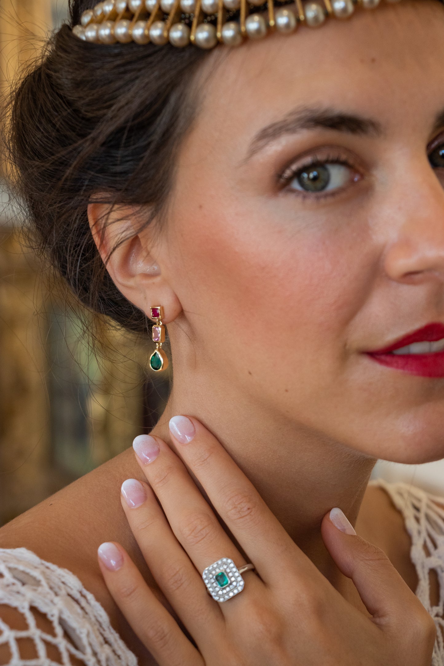 Aros caramelo largos, plata 925 con enchapado en oro y zirconitas de colores.