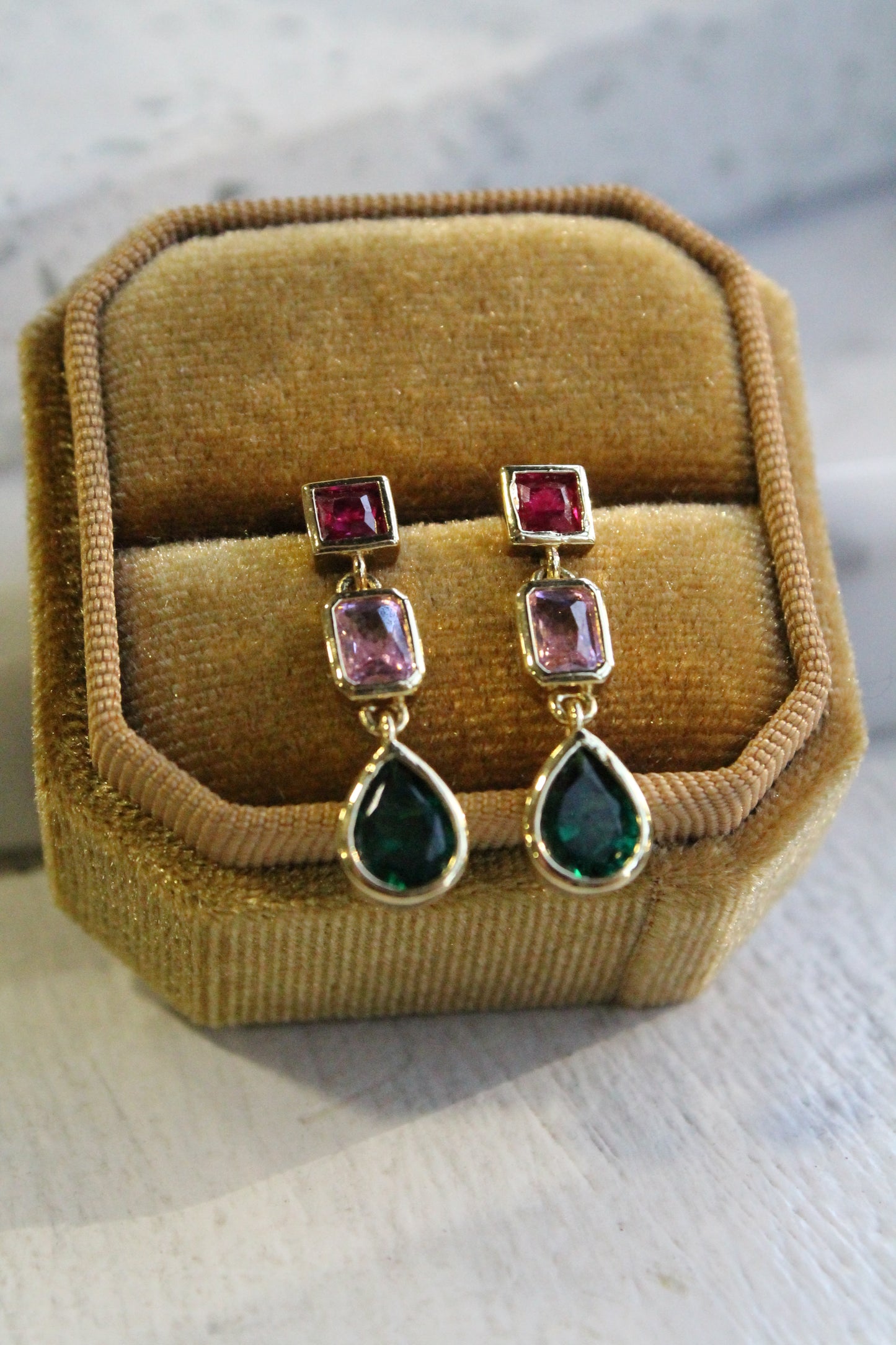 Aros caramelo largos, plata 925 con enchapado en oro y zirconitas de colores.