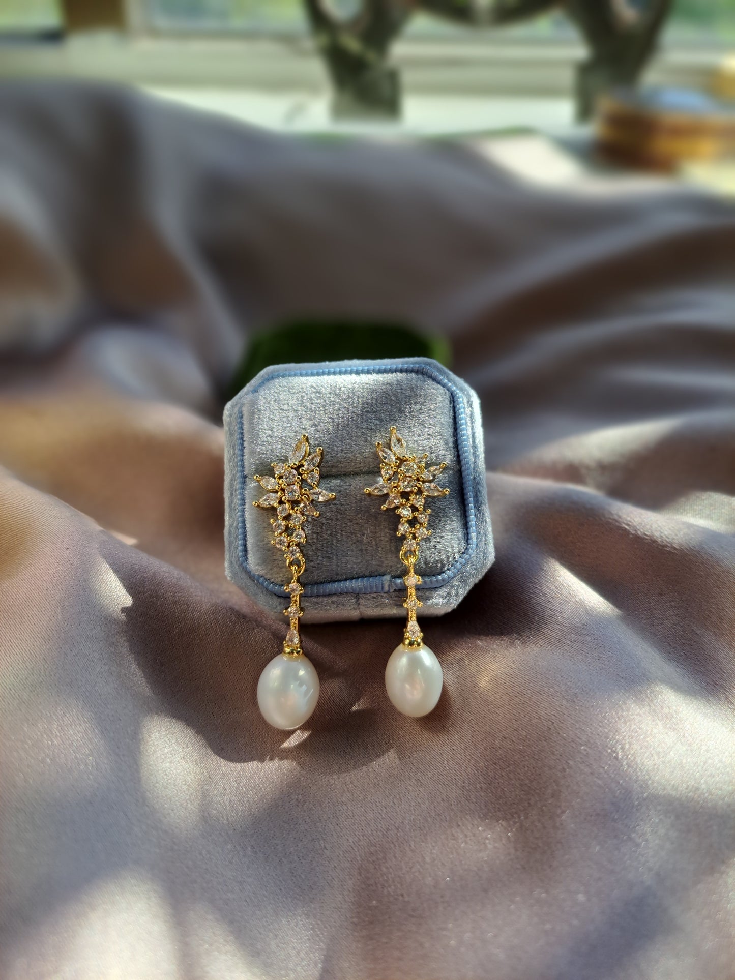 Aros reina largos, plata 925 con enchapado en oro amarillo, perlas de agua dulce y zirconitas.