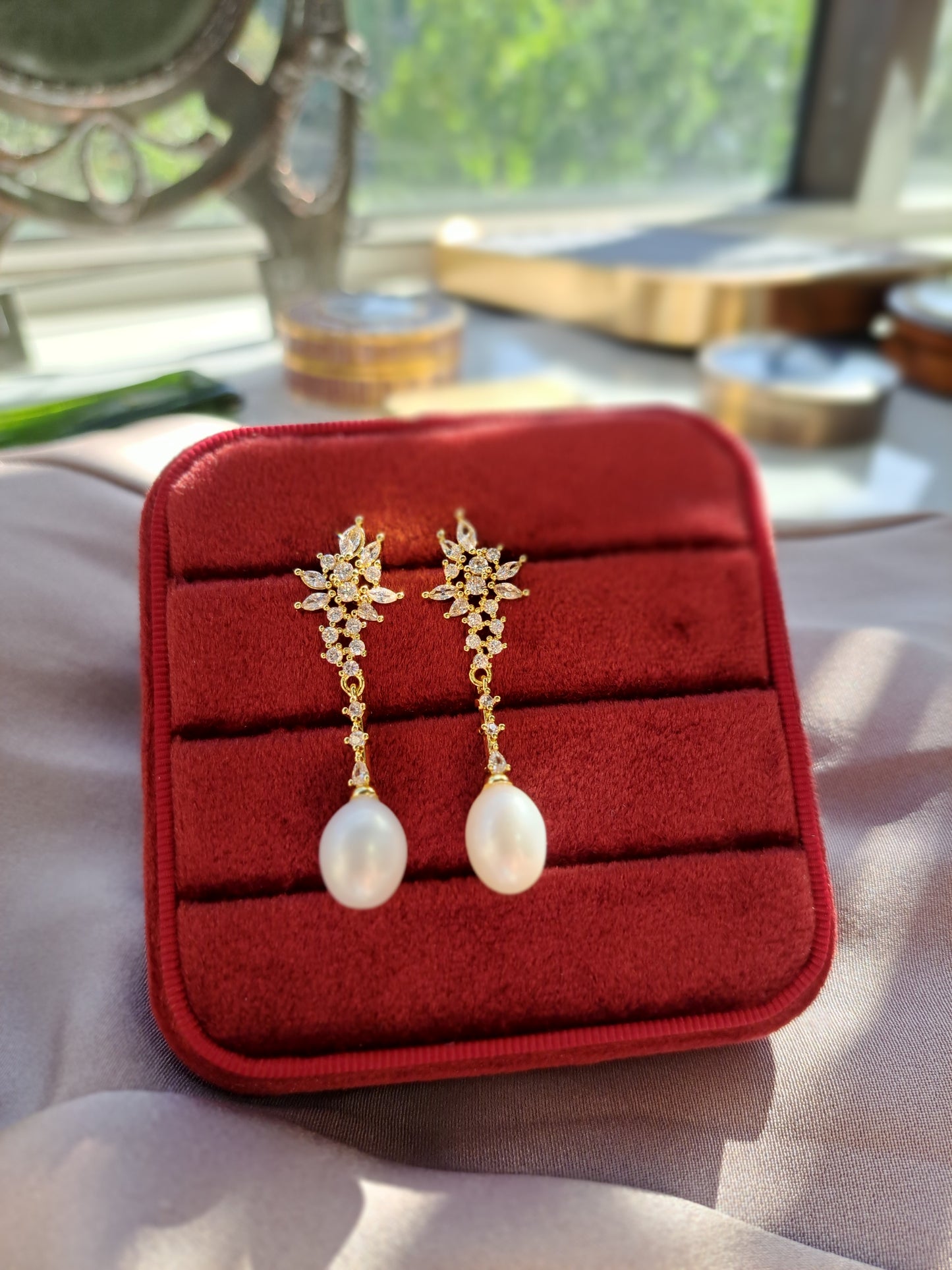 Aros reina largos, plata 925 con enchapado en oro amarillo, perlas de agua dulce y zirconitas.