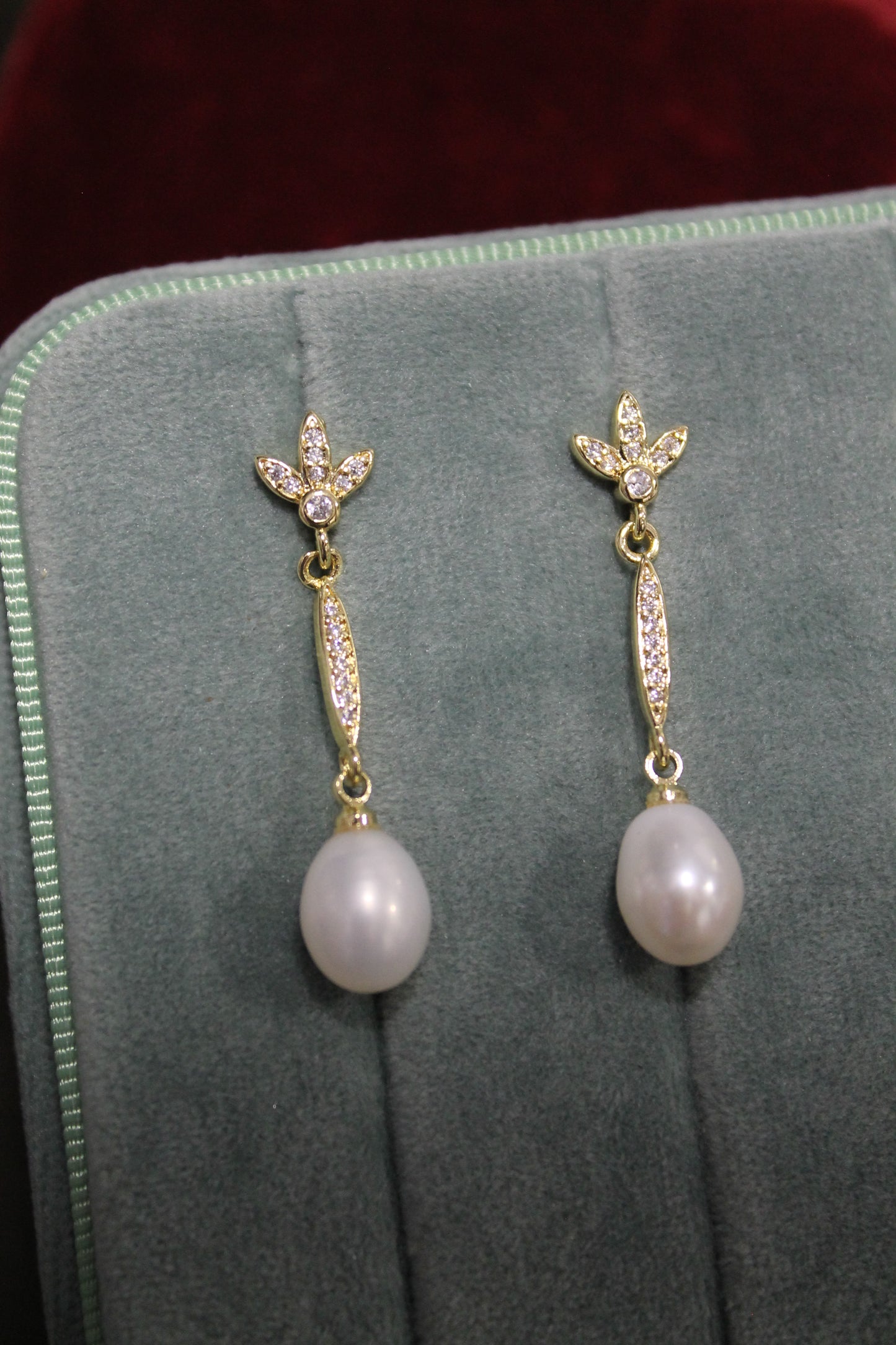 Aros florales colgantes, plata 925 con enchapado en oro, perlas de agua dulce y zirconitas.