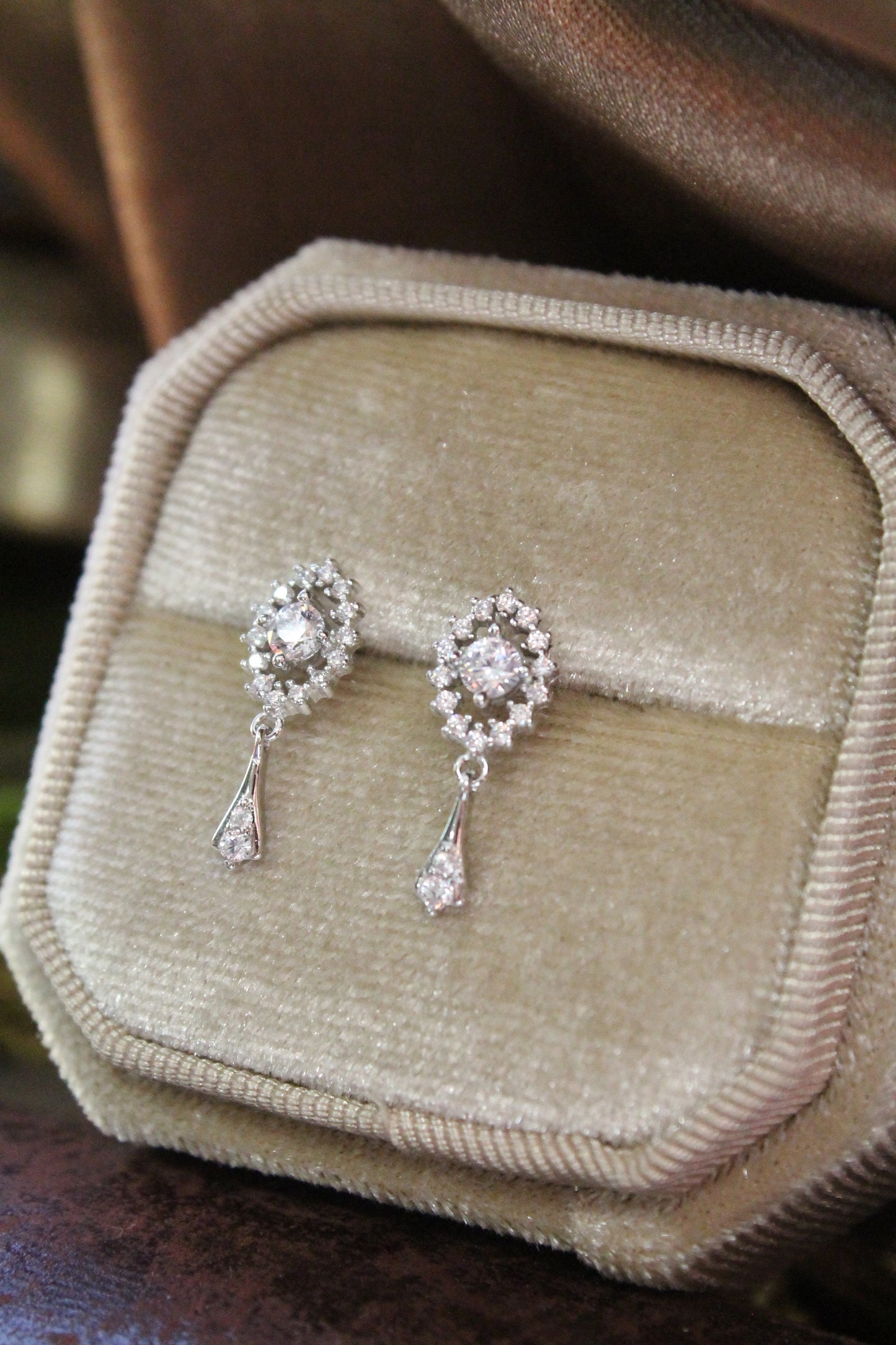 Aros colgantes estilo antiguo, plata 925 con zirconitas.