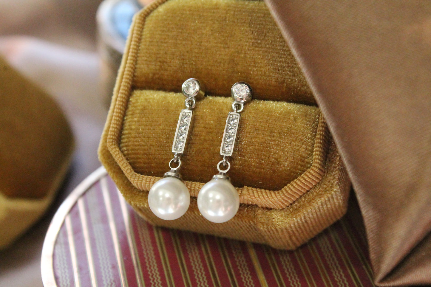 Aros colgantes, plata fina 925 y zirconitas incoloras.