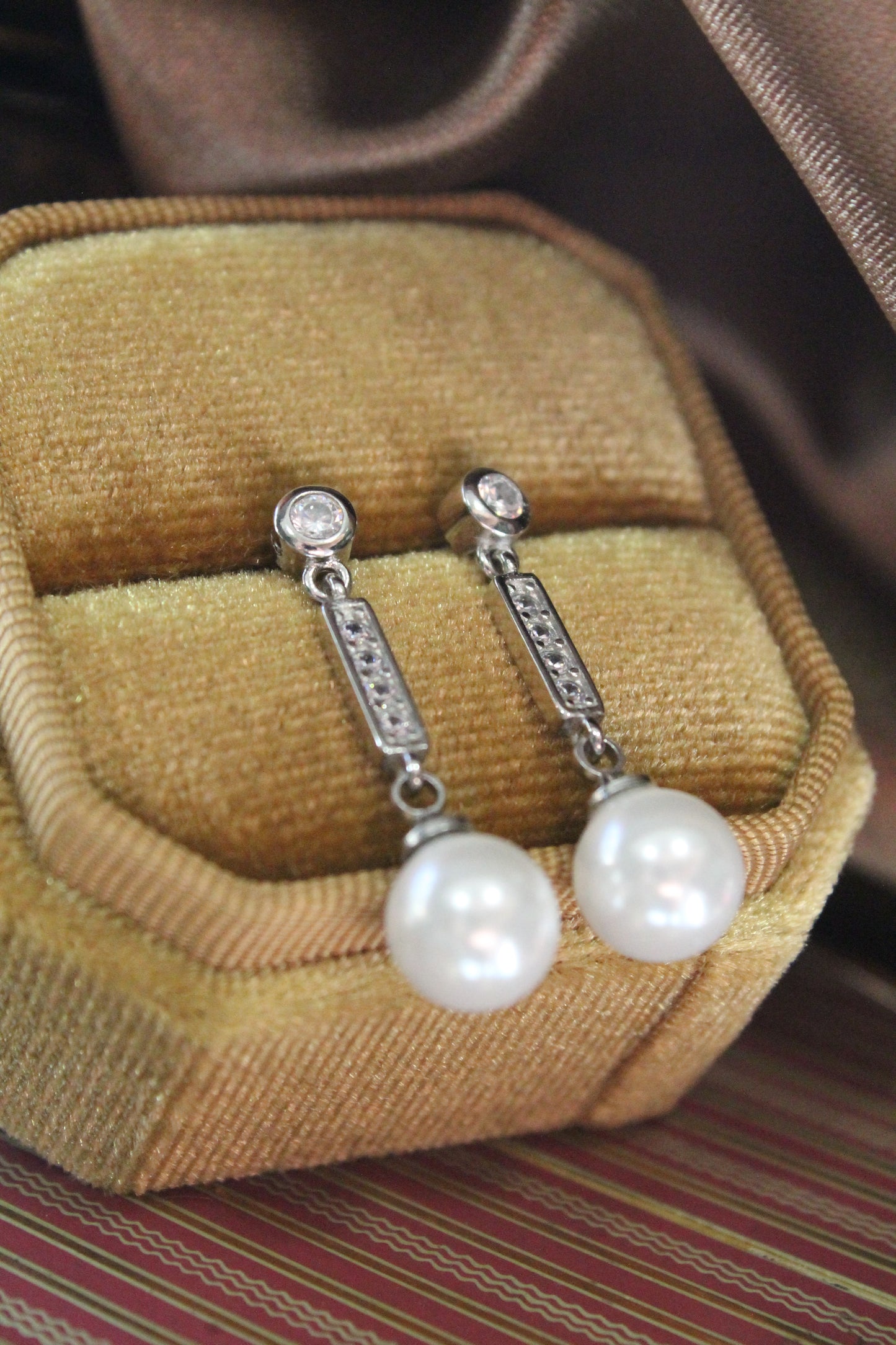 Aros colgantes, plata fina 925 y zirconitas incoloras.