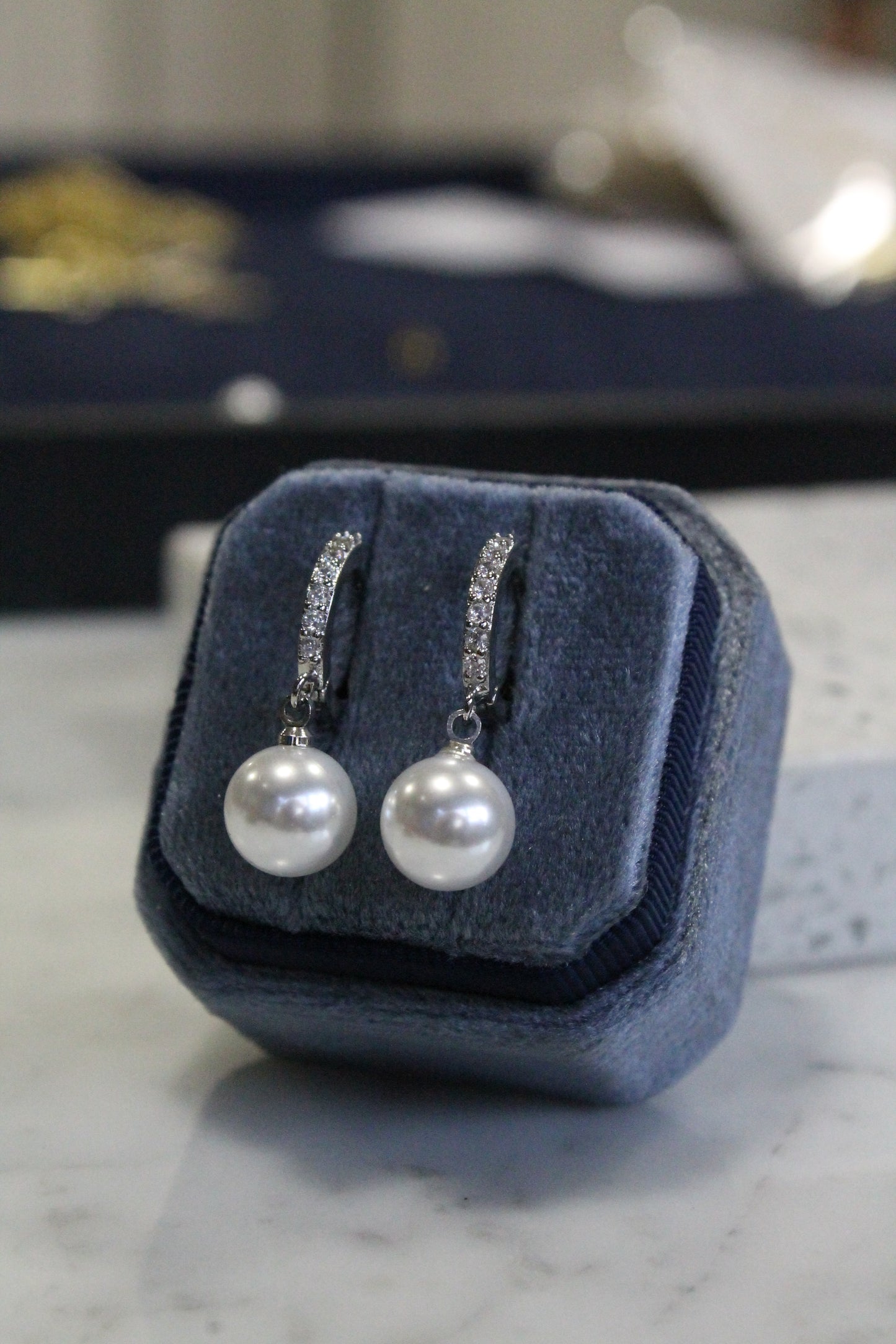 Aros perlas sintéticas colgantes, en argolla de plata fina 925 y zirconitas.