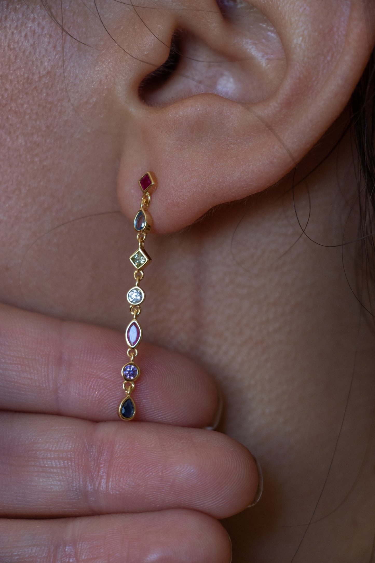 Aros largos figuras, plata 925 con enchapado en oro y zirconitas.