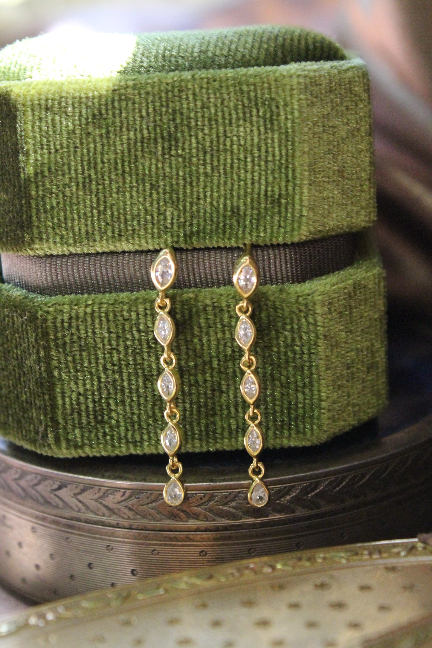Aros largos hojitas, plata 925 con enchapado en oro y zirconitas.