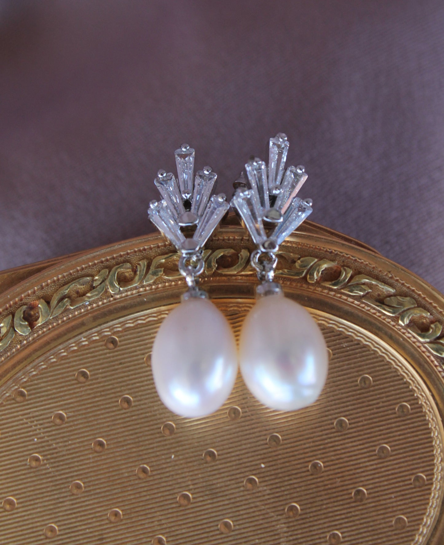 Aros colgantes, plata 925 con zirconitas incoloras y perlas de agua dulce.