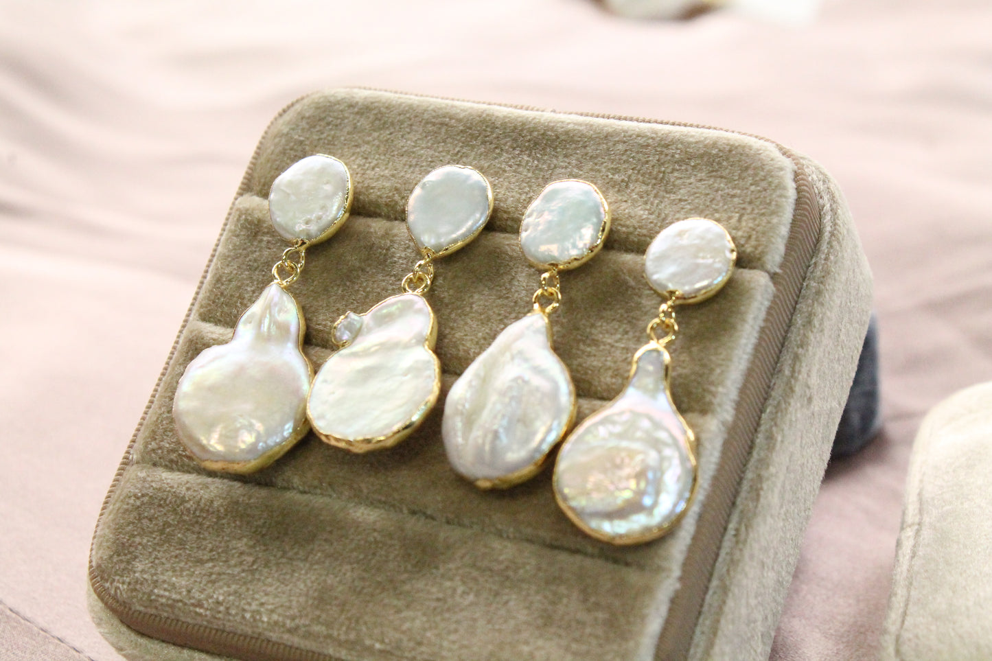 Aros largos de perlas de agua dulce, plata 925 con enchapado en oro.