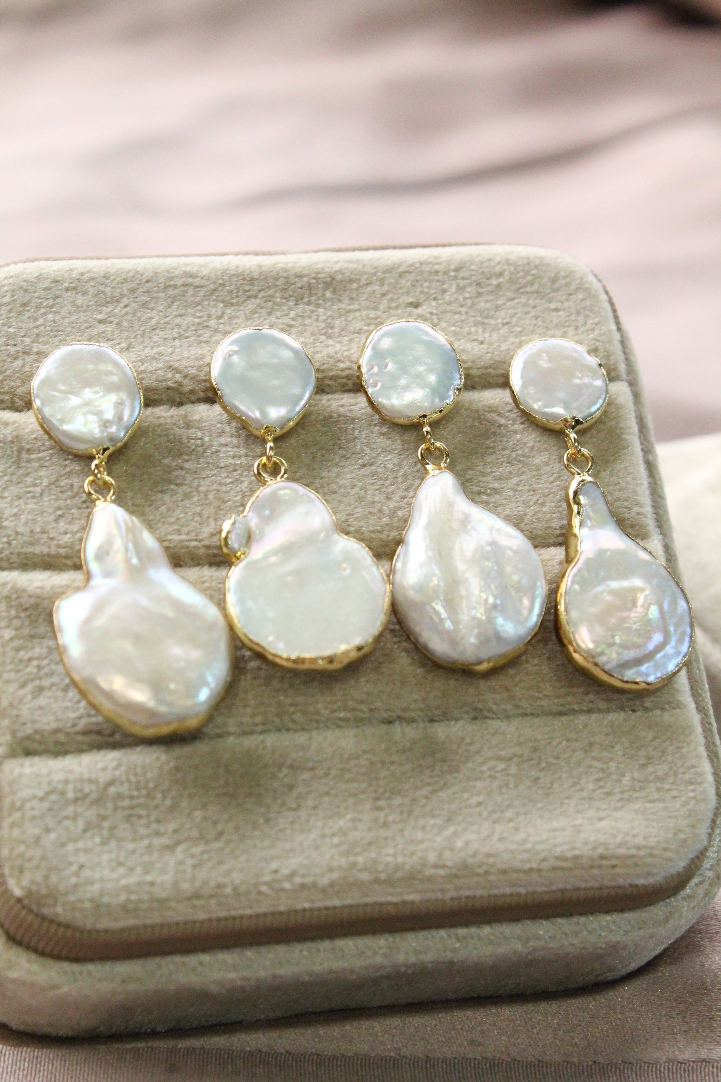 Aros largos de perlas de agua dulce, plata 925 con enchapado en oro.