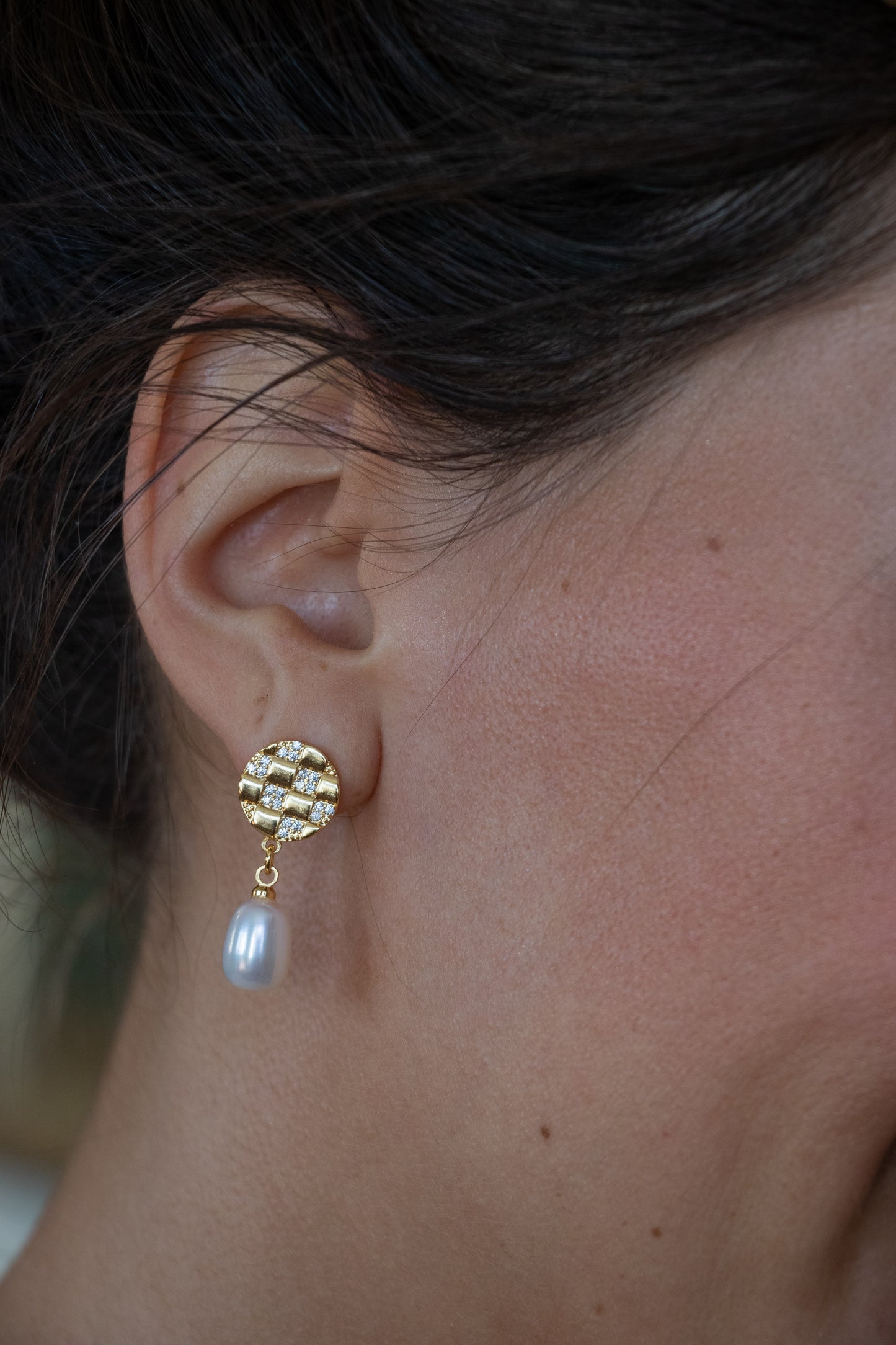 Aros con perlas de agua dulce, plata 925, enchapado en oro y zirconitas.