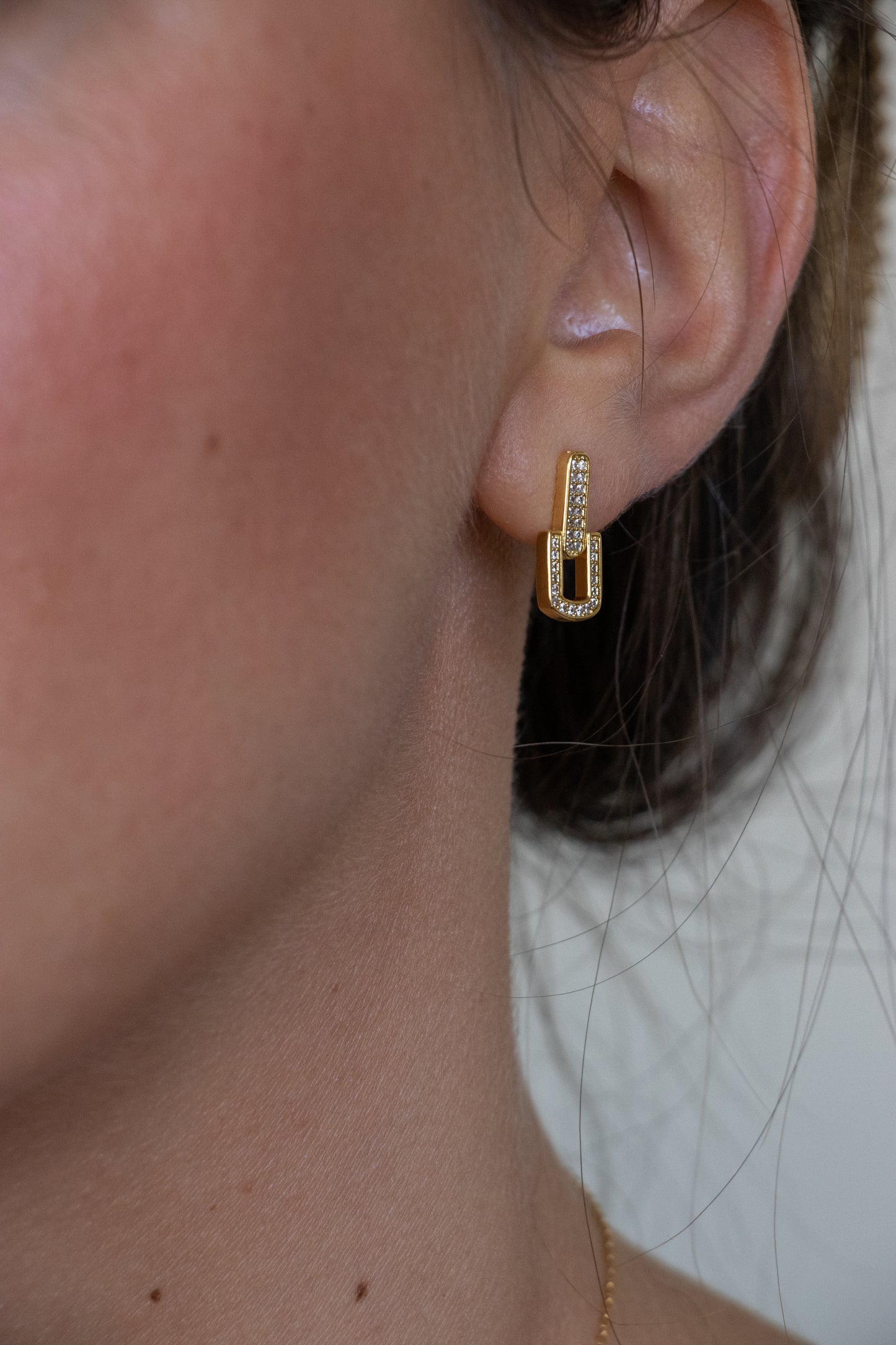 Aros colgantes, plata 925, enchapados en oro y zirconitas incoloras.