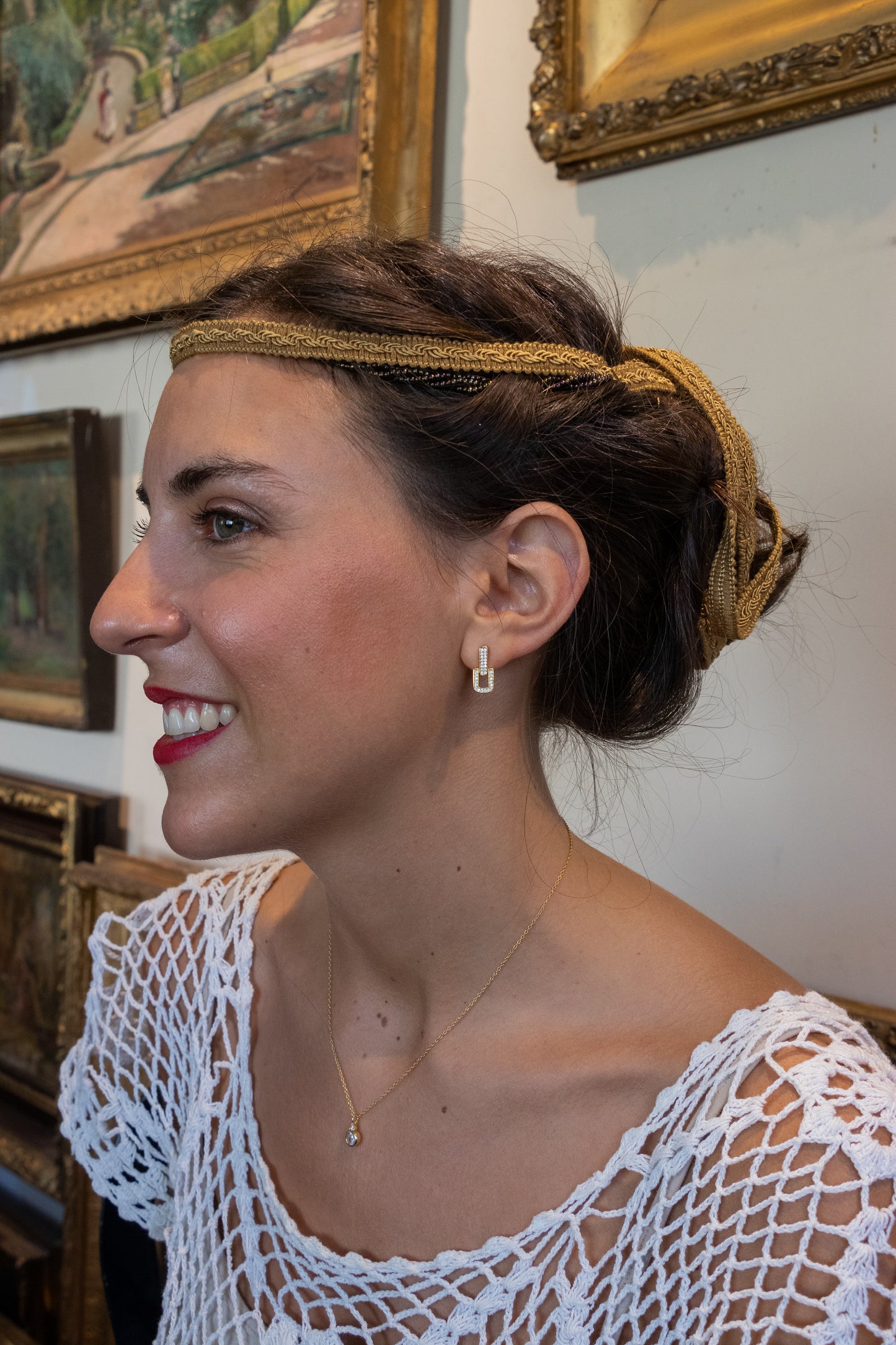 Aros colgantes, plata 925, enchapados en oro y zirconitas incoloras.