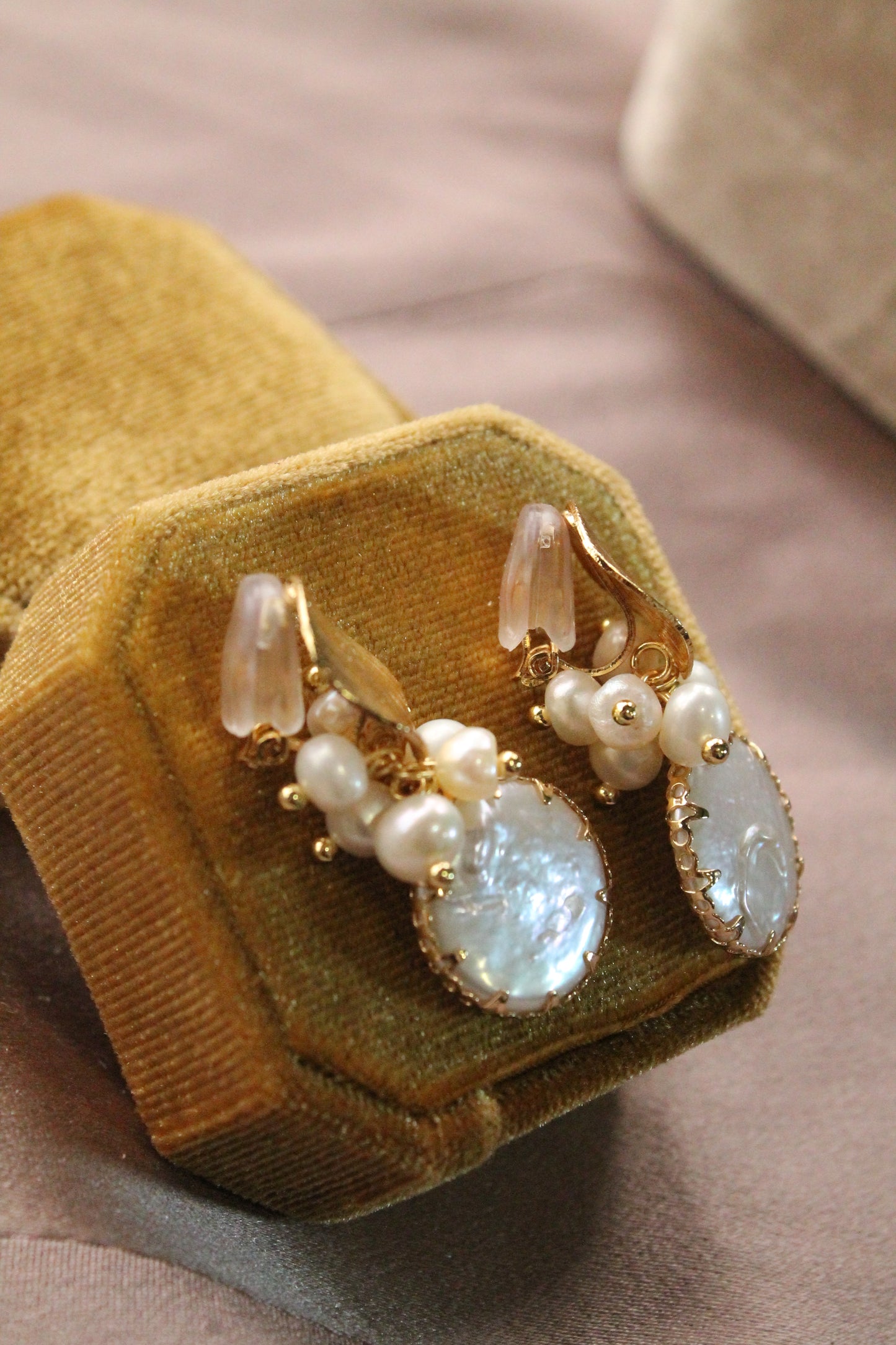 Aros con perlas de agua dulce, plata 925 y enchapado en oro.
