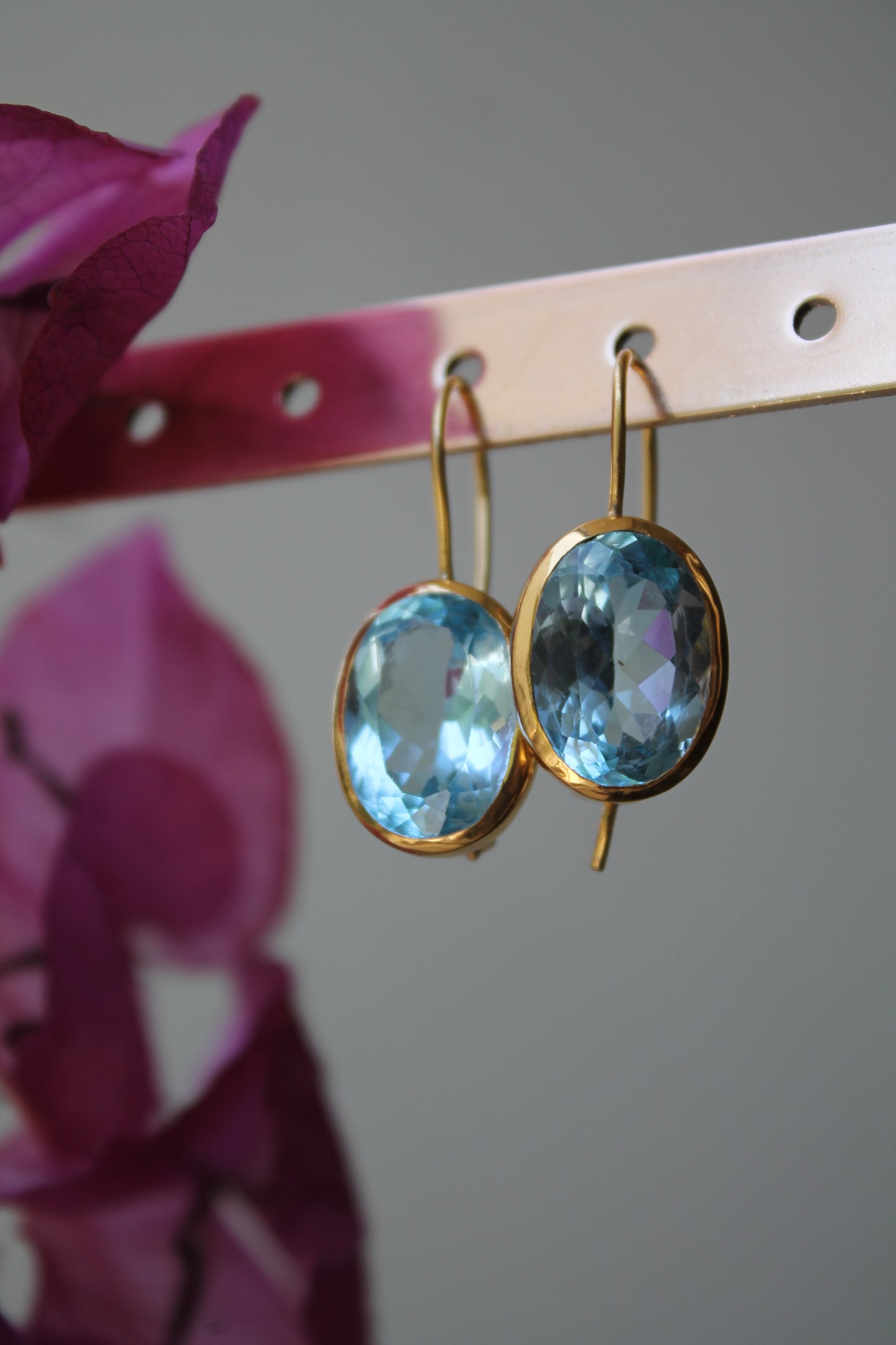 Aros metal plata 925, enchape de oro y topacios azules