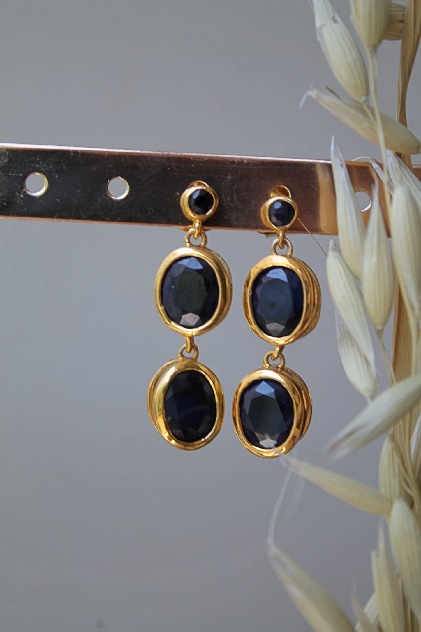 Aros metal plata 925, enchape de oro y zafiros