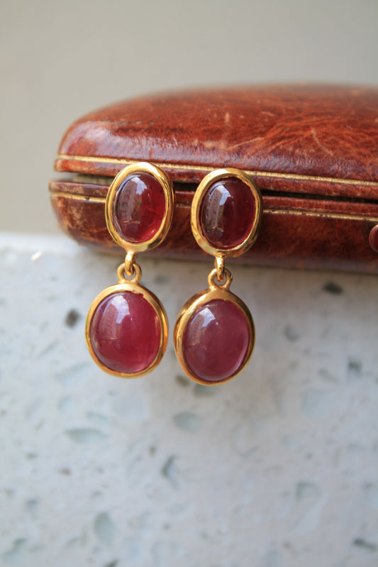 Aros metal plata 925, enchape de oro y rubíes