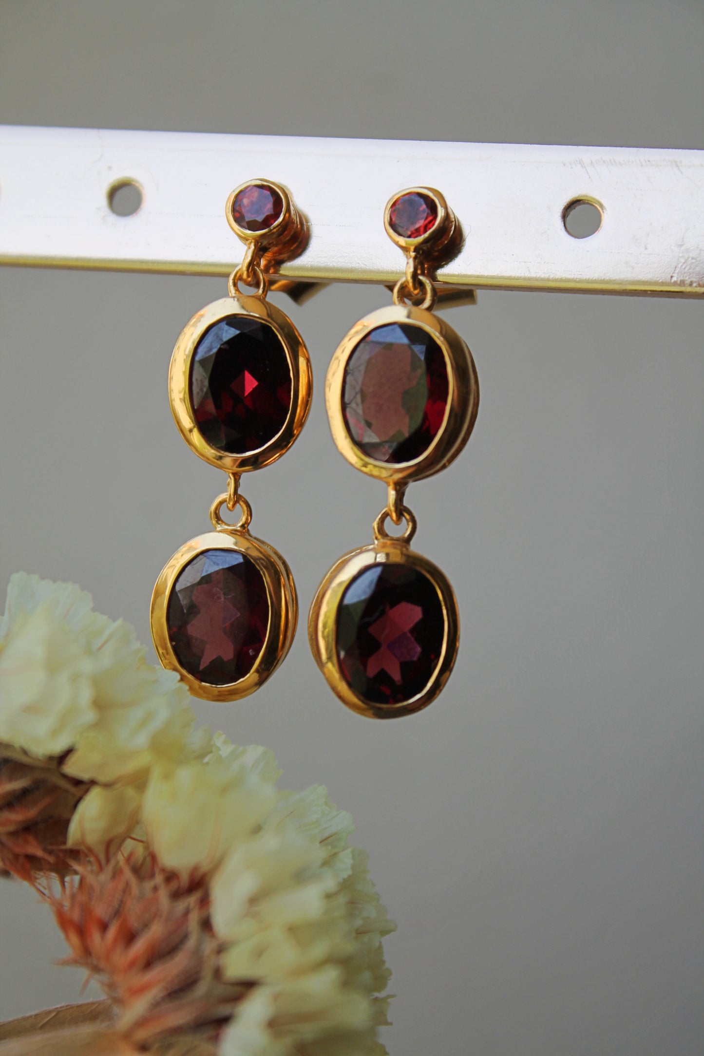 Aros metal plata 925 con enchape de oro y granates almandinos