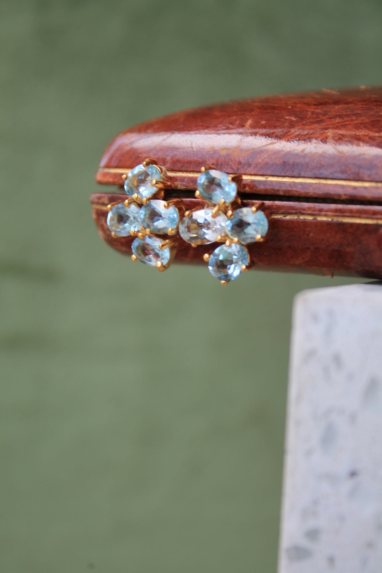 Aros metal plata 925, enchape de oro y topacios azules