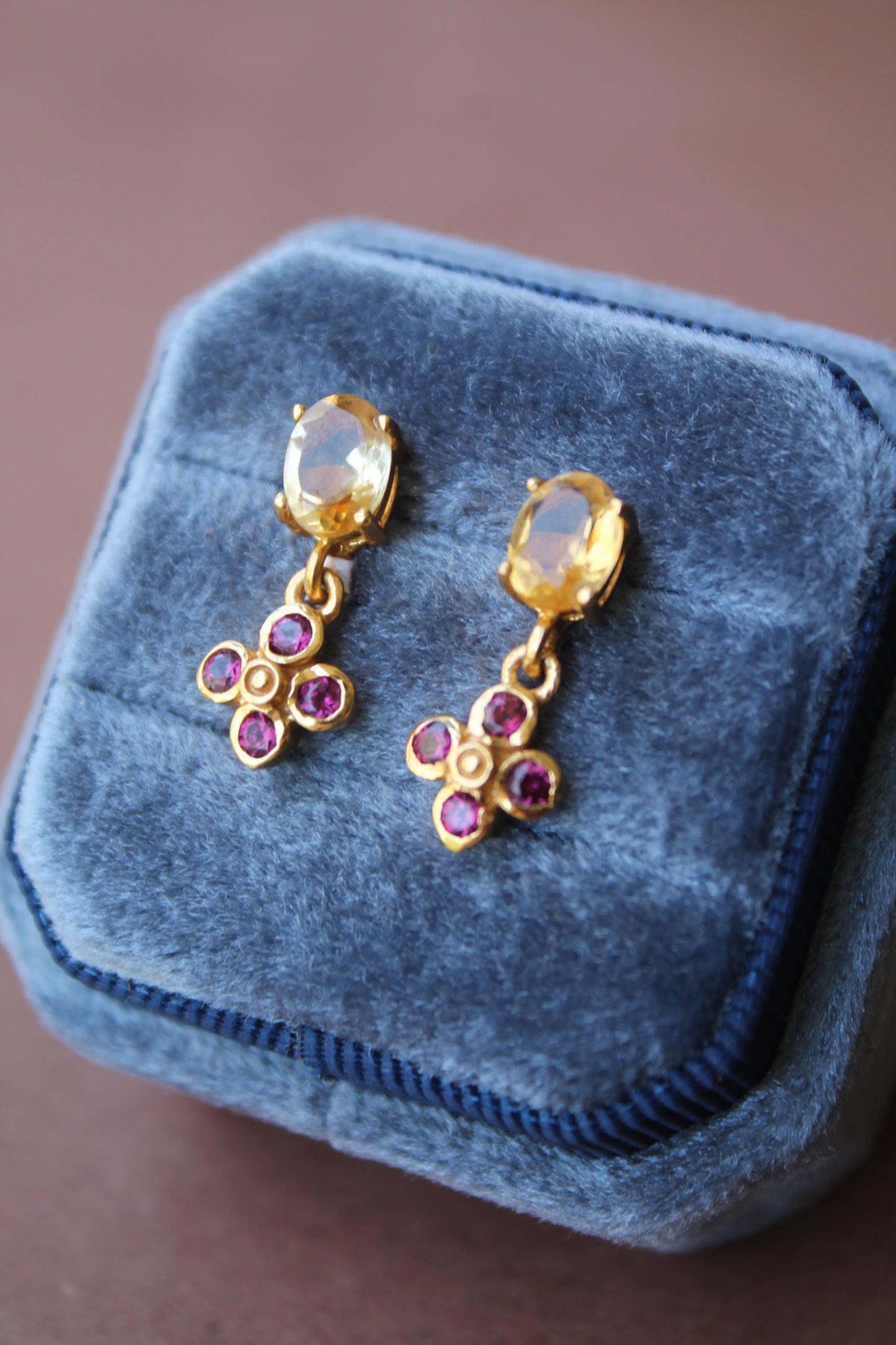 Aros metal plata 925 enchapada en oro, cuarzo citrino y granates