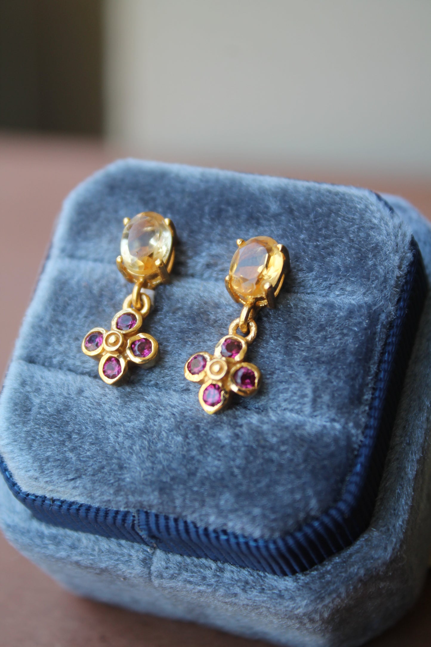 Aros metal plata 925 enchapada en oro, cuarzo citrino y granates