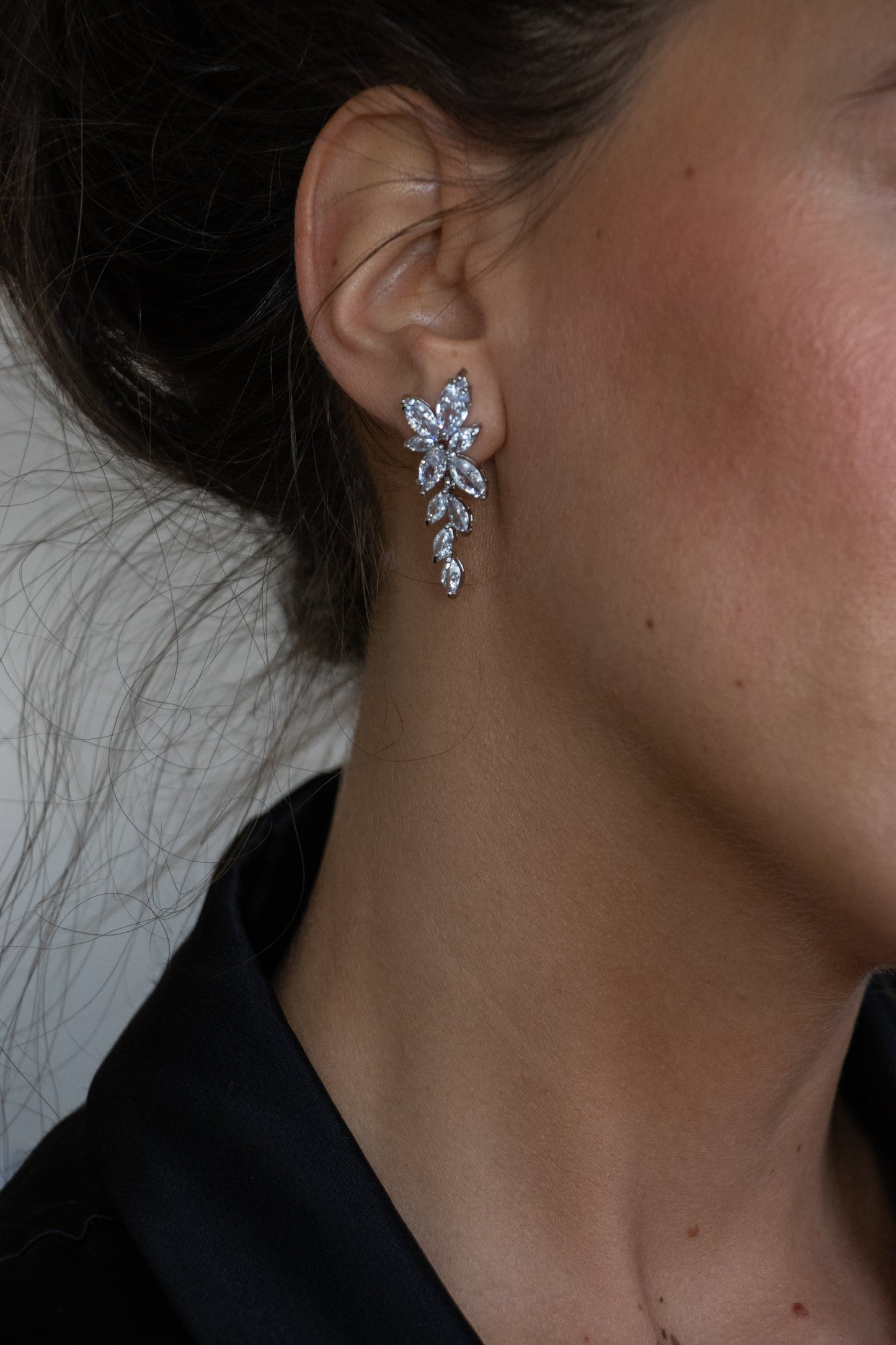 Aros largos hojas, plata 925 y zirconitas incoloras talla marquesa.