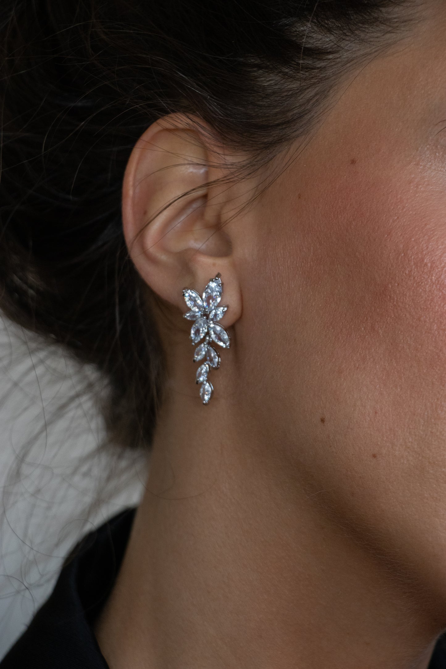 Aros largos hojas, plata 925 y zirconitas incoloras talla marquesa.
