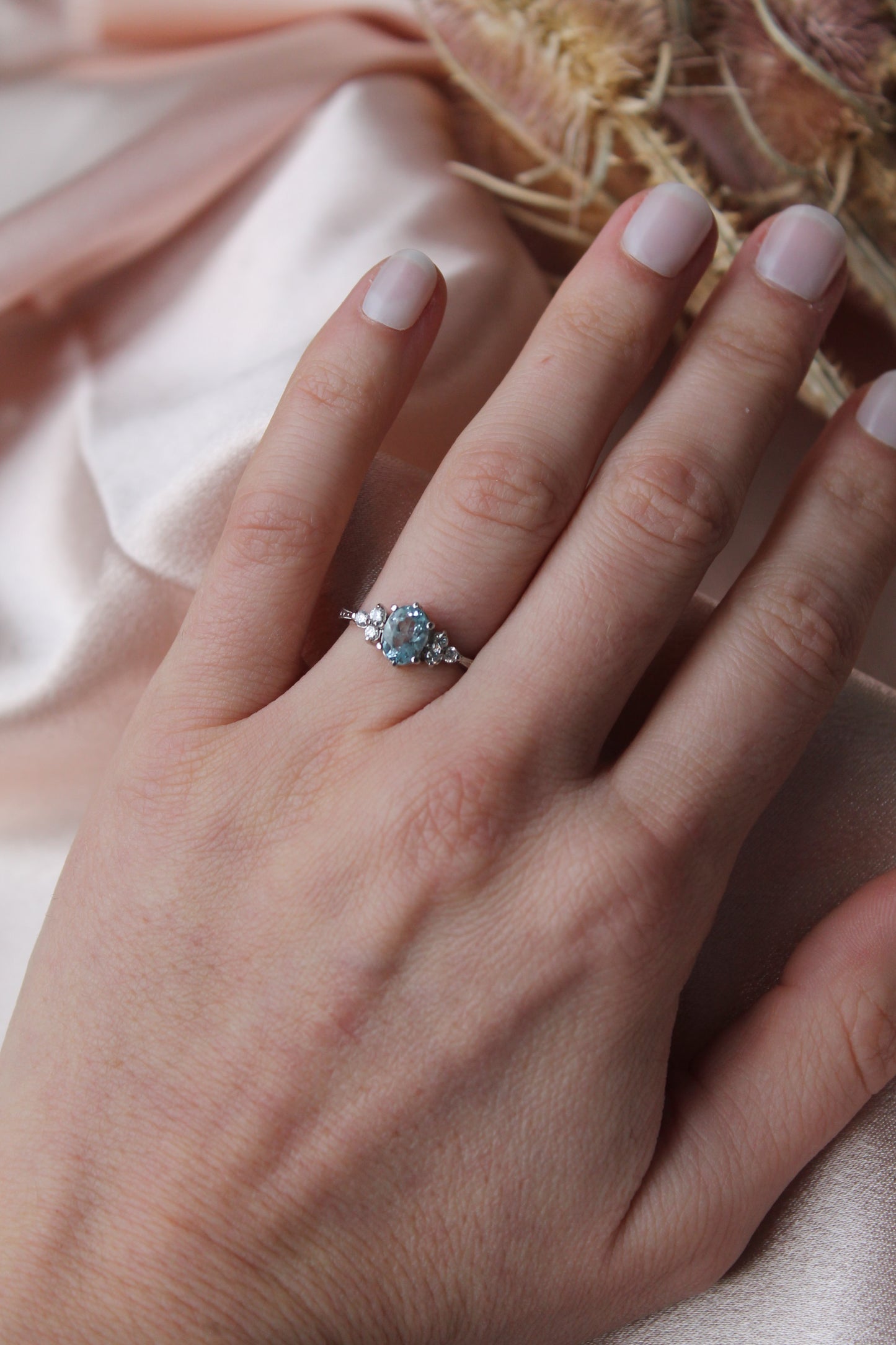 Anillo a pedido, hecho a mano, platino, aguamarina y brillantes.