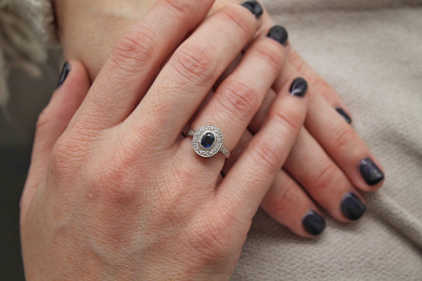 Anillo a pedido, hecho a mano, platino, zafiro y brillantes