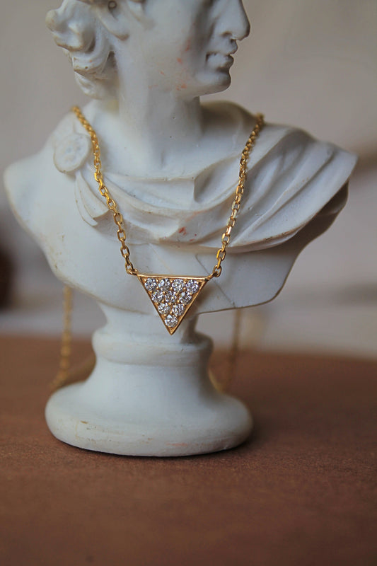 Collar triángulo, metal oro amarillo y brillantes
