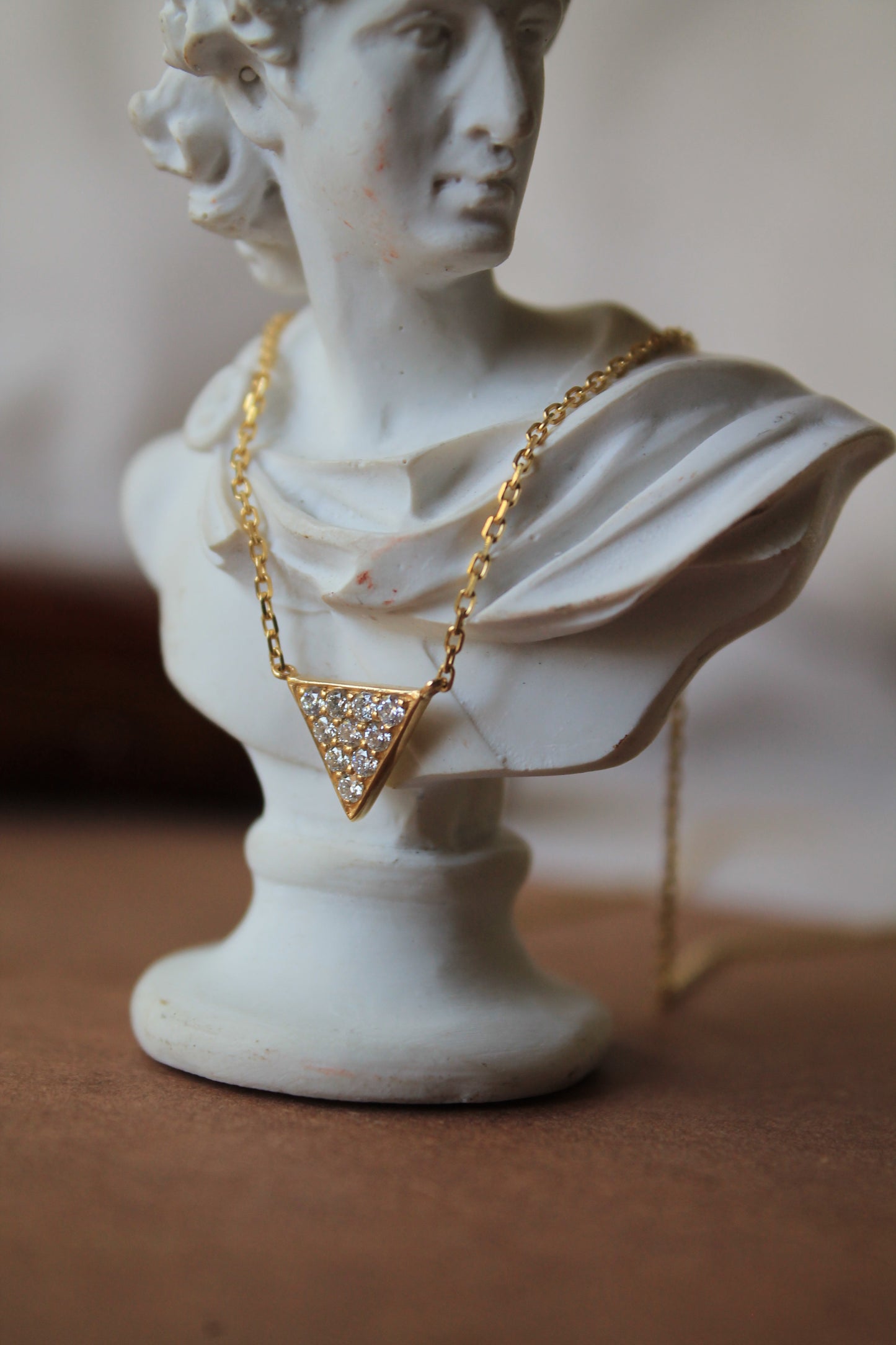Collar triángulo, metal oro amarillo y brillantes
