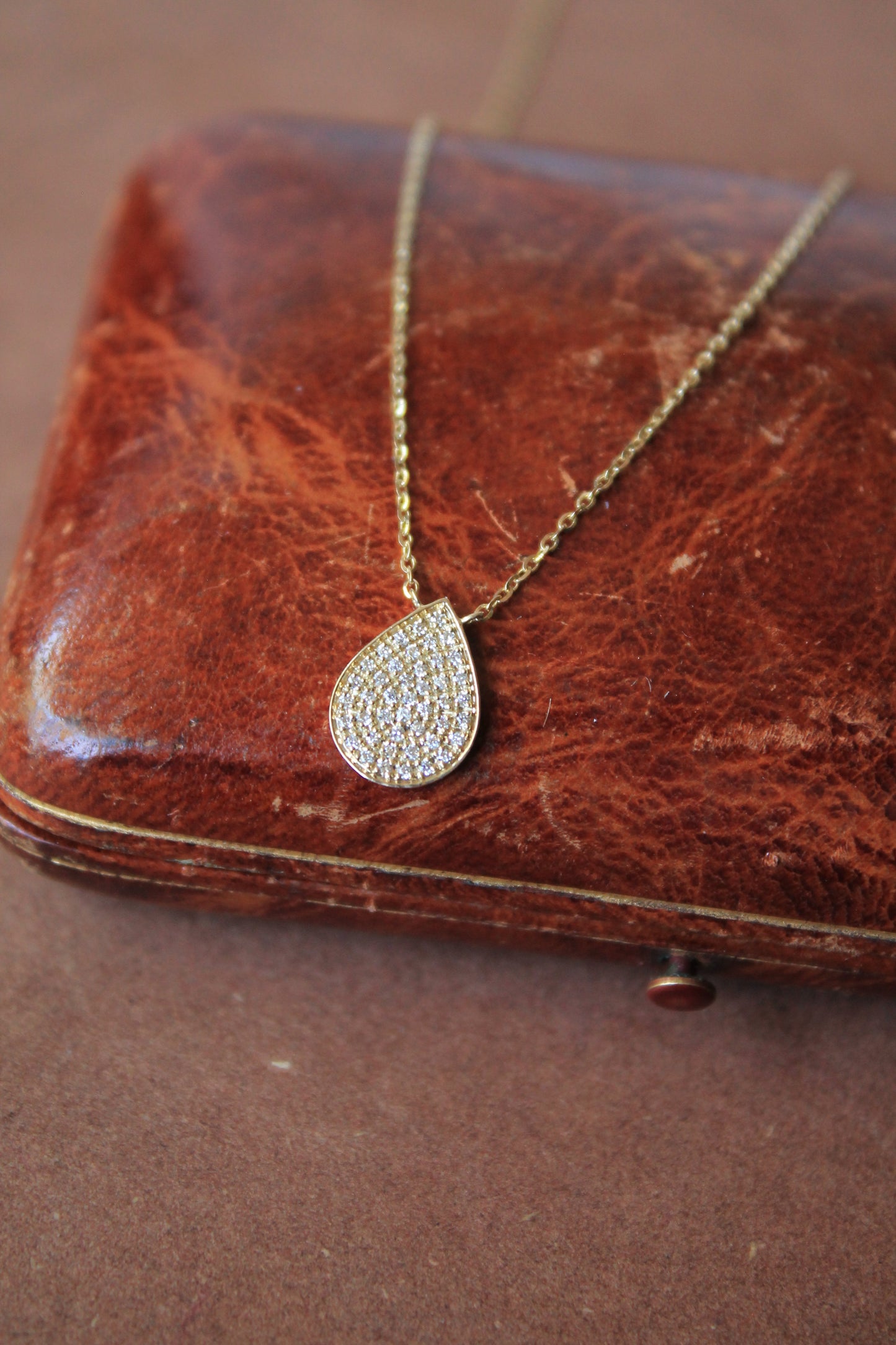 Collar gota, oro amarillo y brillantes