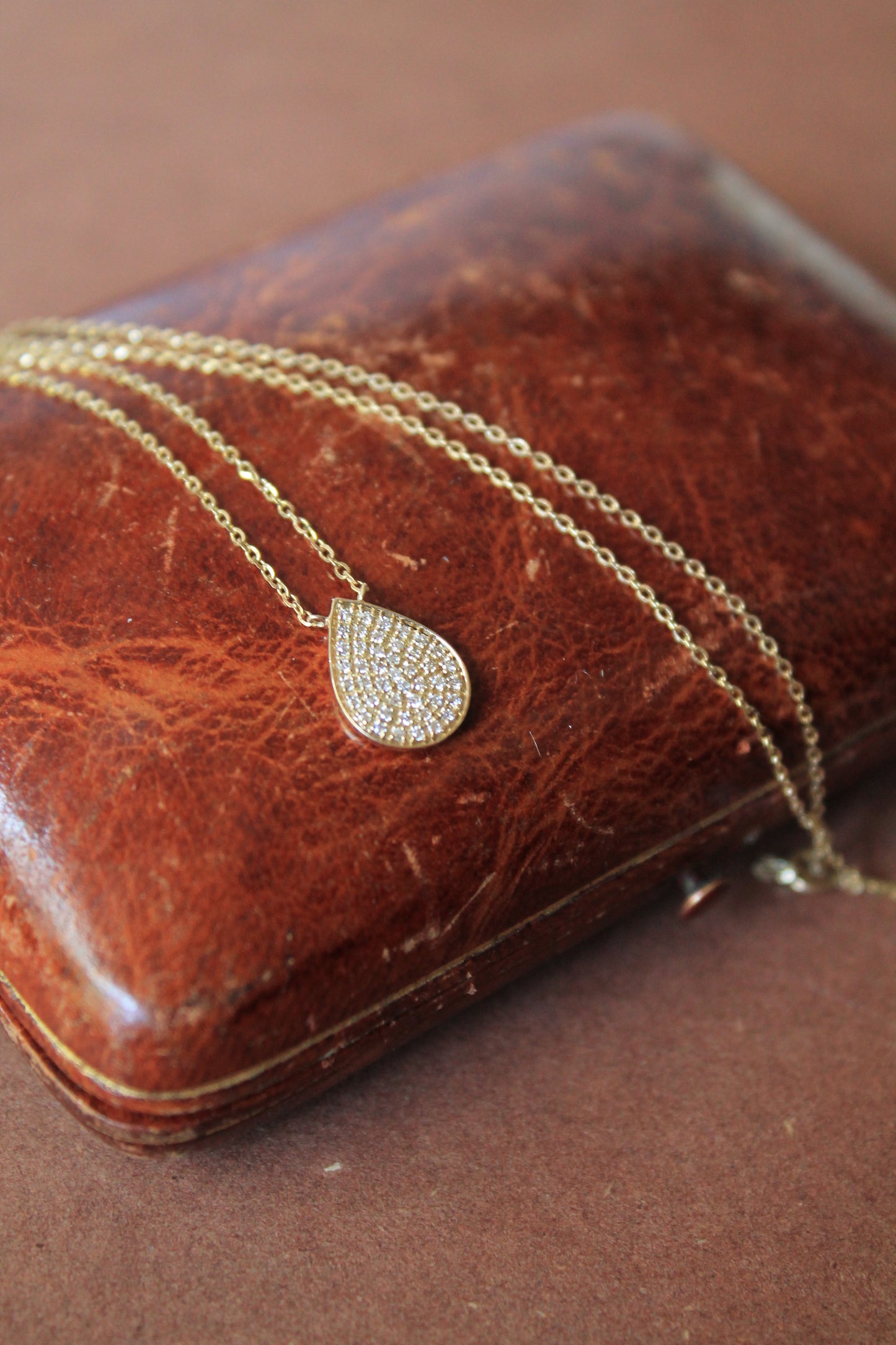 Collar gota, oro amarillo y brillantes