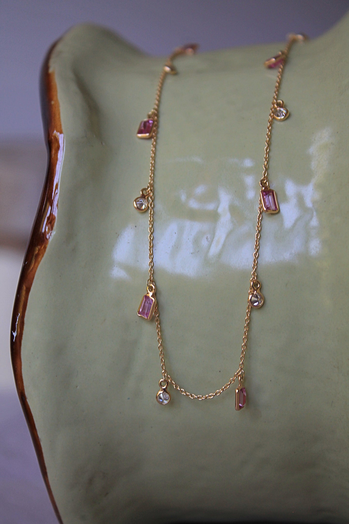 Collas borlas de oro amarillo, turmalinas y brillantes