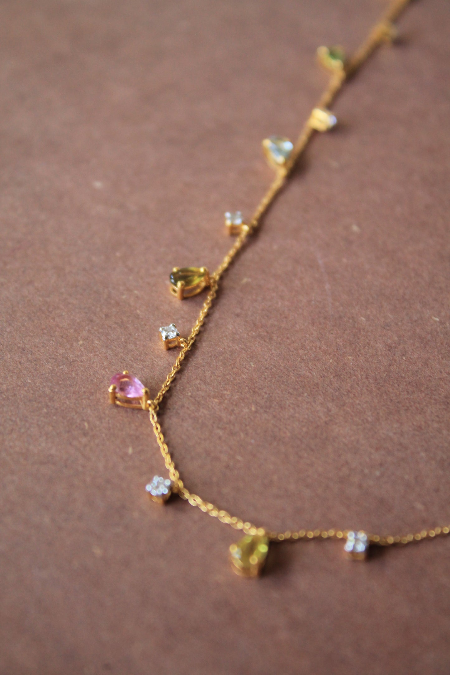 Collar borlas de oro amarillo, turmalina y brillantes.