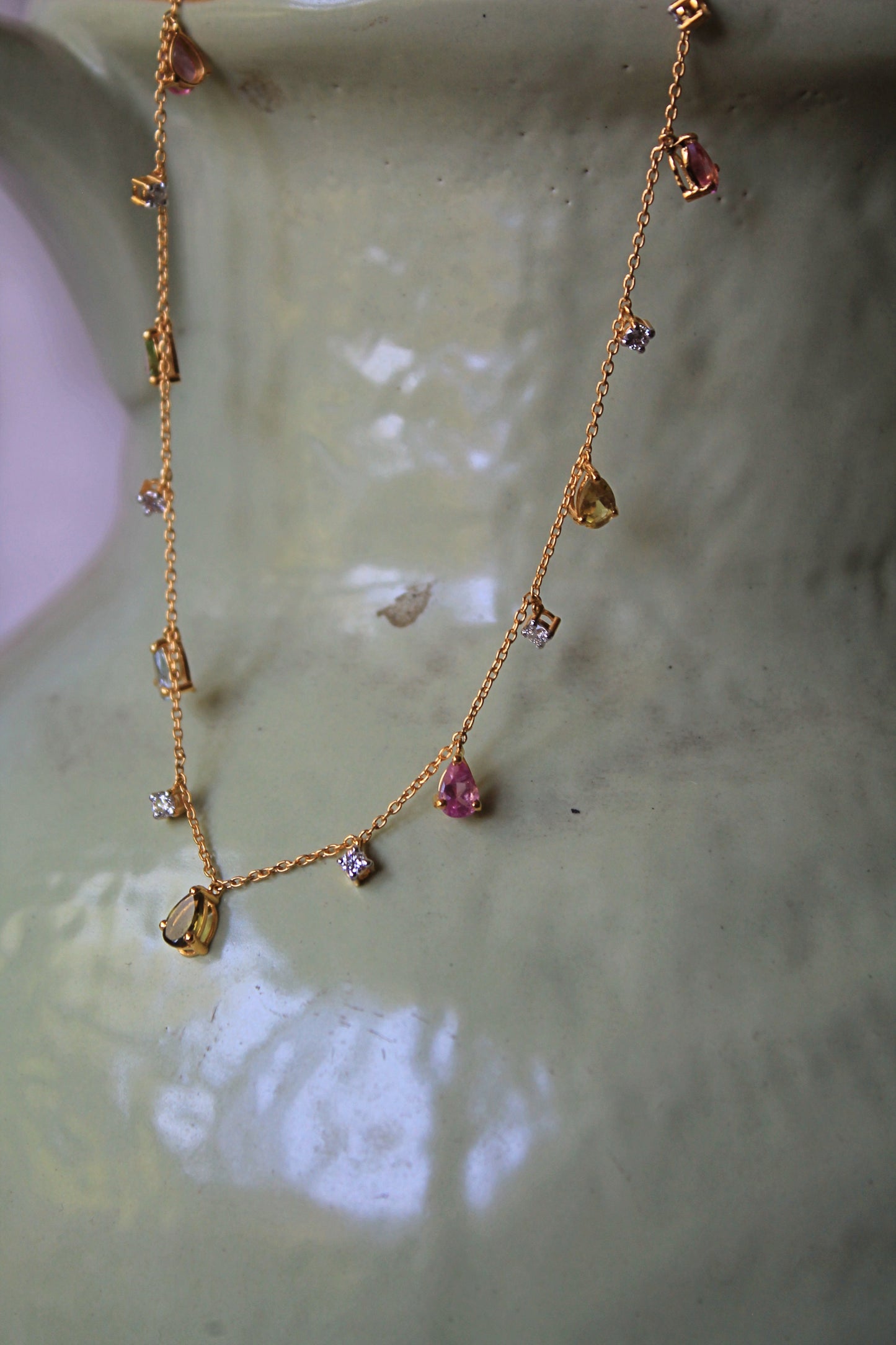 Collar borlas de oro amarillo, turmalina y brillantes.