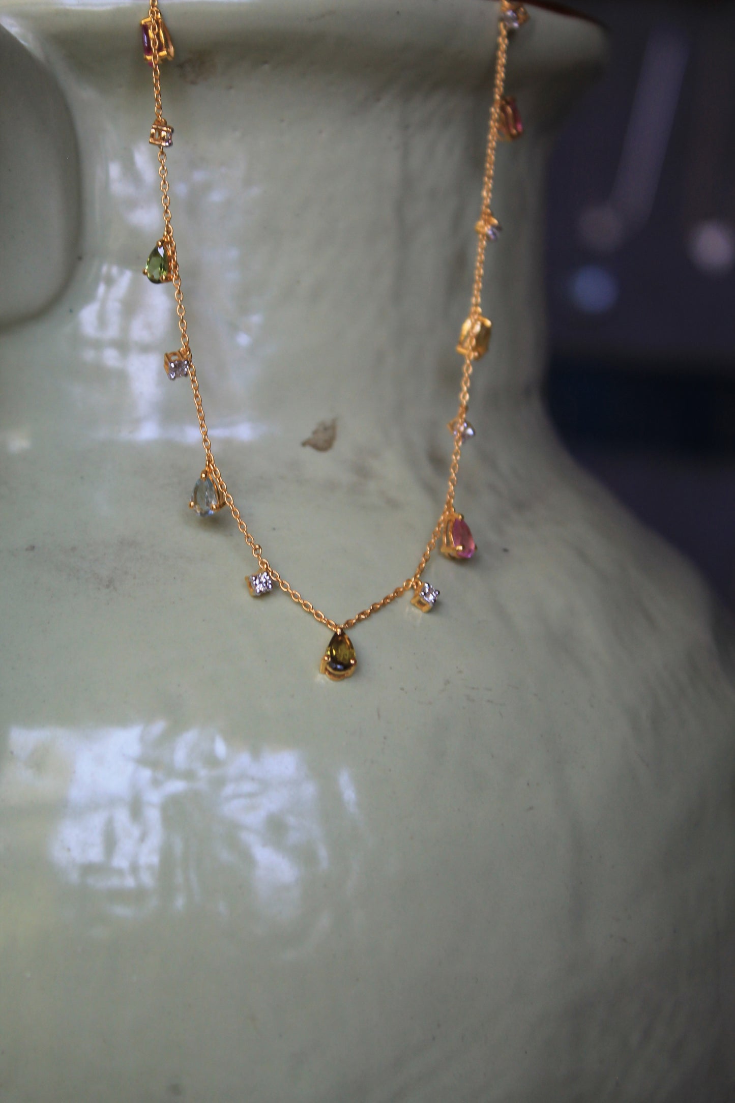 Collar borlas de oro amarillo, turmalina y brillantes.