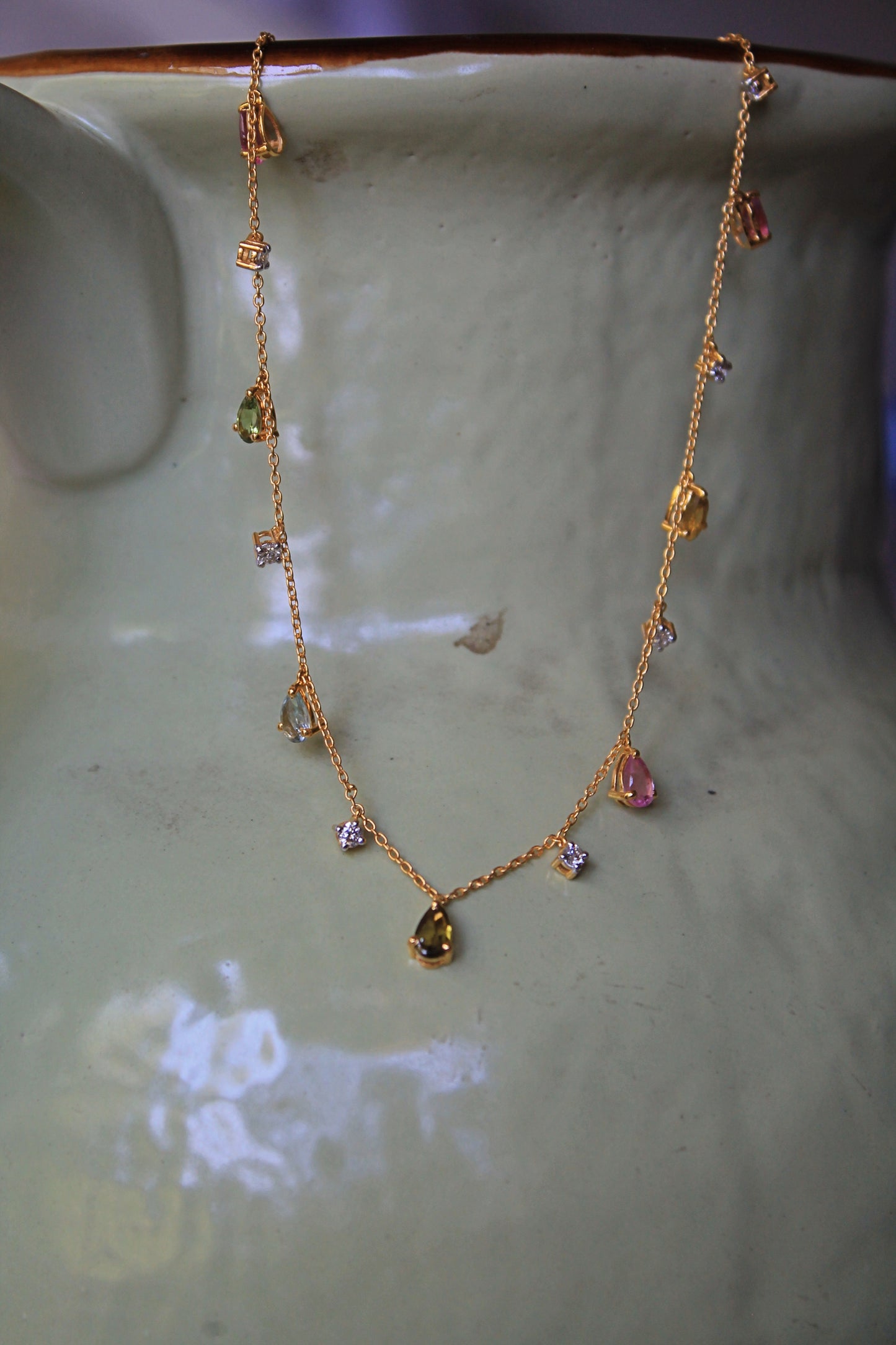 Collar borlas de oro amarillo, turmalina y brillantes.