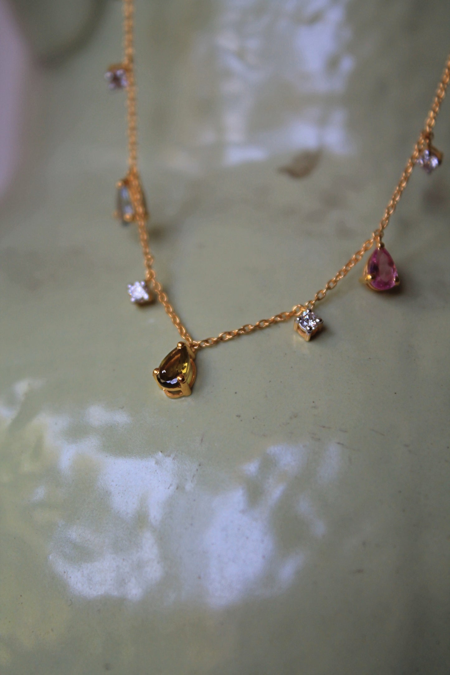 Collar borlas de oro amarillo, turmalina y brillantes.