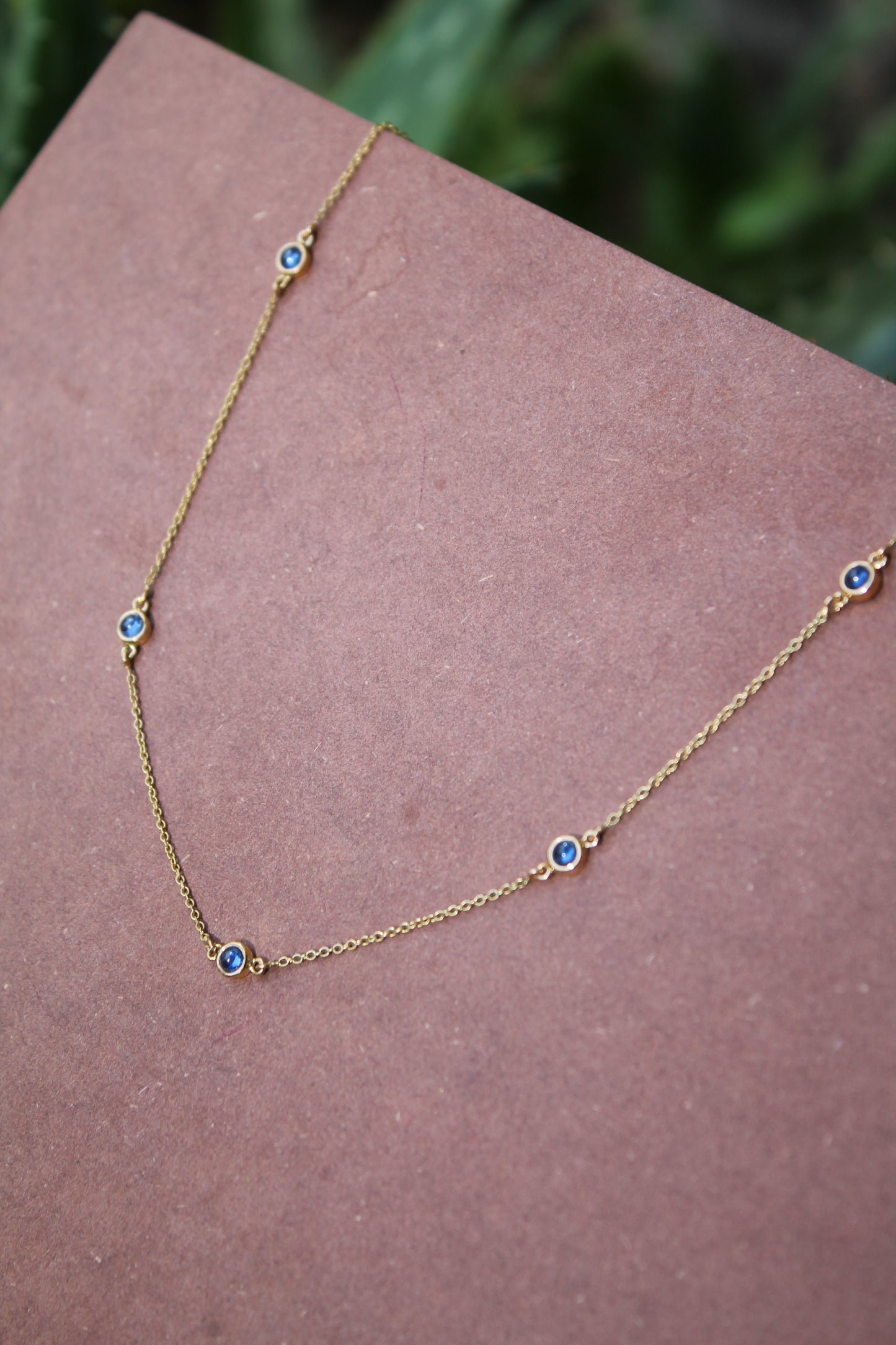 Collar borlas, oro amarillo y zafiros