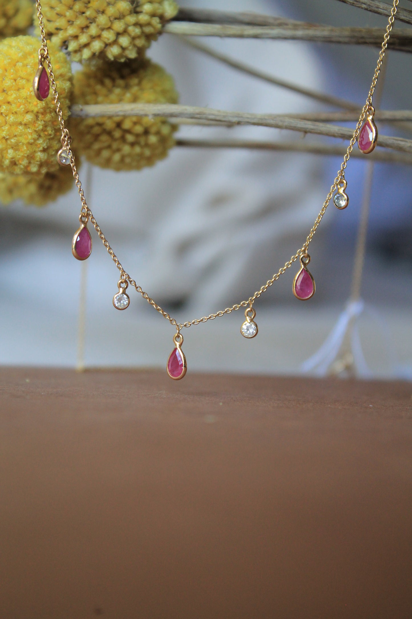 Collar borlas oro amarillo, rubíes y brillantes